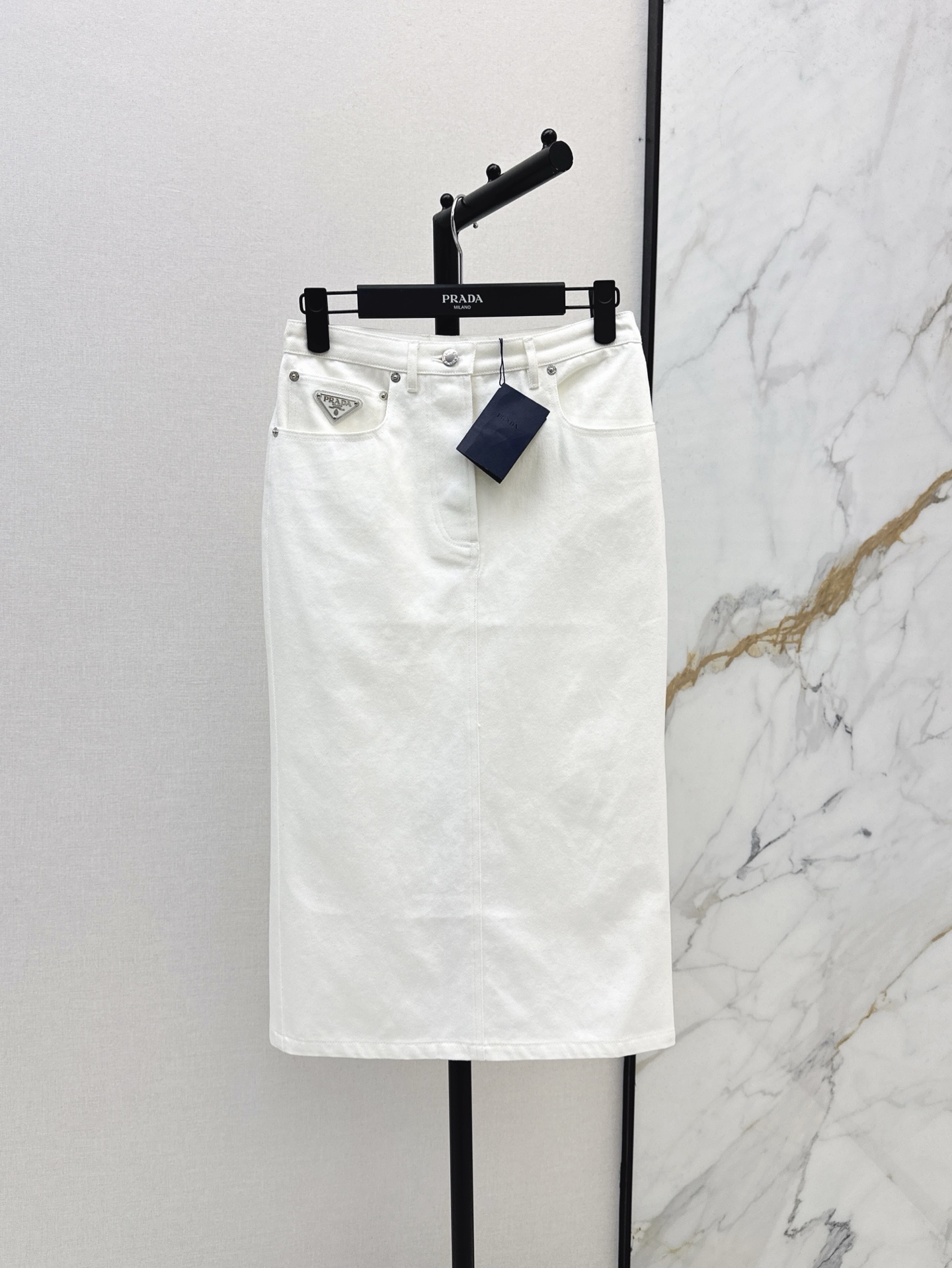 NO:329443,Exclusive first release PD 25Ss————The latest spring and summer functional white denim long skirt high street fashionable street-fried artifact. H-style upper body looks huge and slim. It can be sweet and salty. It is versatile and not picky about people. Customized hardware accessories. Retro card decoration is low-key and luxurious. Imported pure cotton denim fabric. One-color spot-on sml, skirts, alexander wang.19860909独家首发 PD 25Ss————春夏最新款机能风白色牛仔长半裙高街时髦炸街神器 H版型上身巨显瘦 可甜可盐版型百搭不挑人 定制五金配件复古纸牌装饰低调奢华 进口纯棉牛仔面料 一色现货发售sml,,skirts,alexander wang,Women's clothing