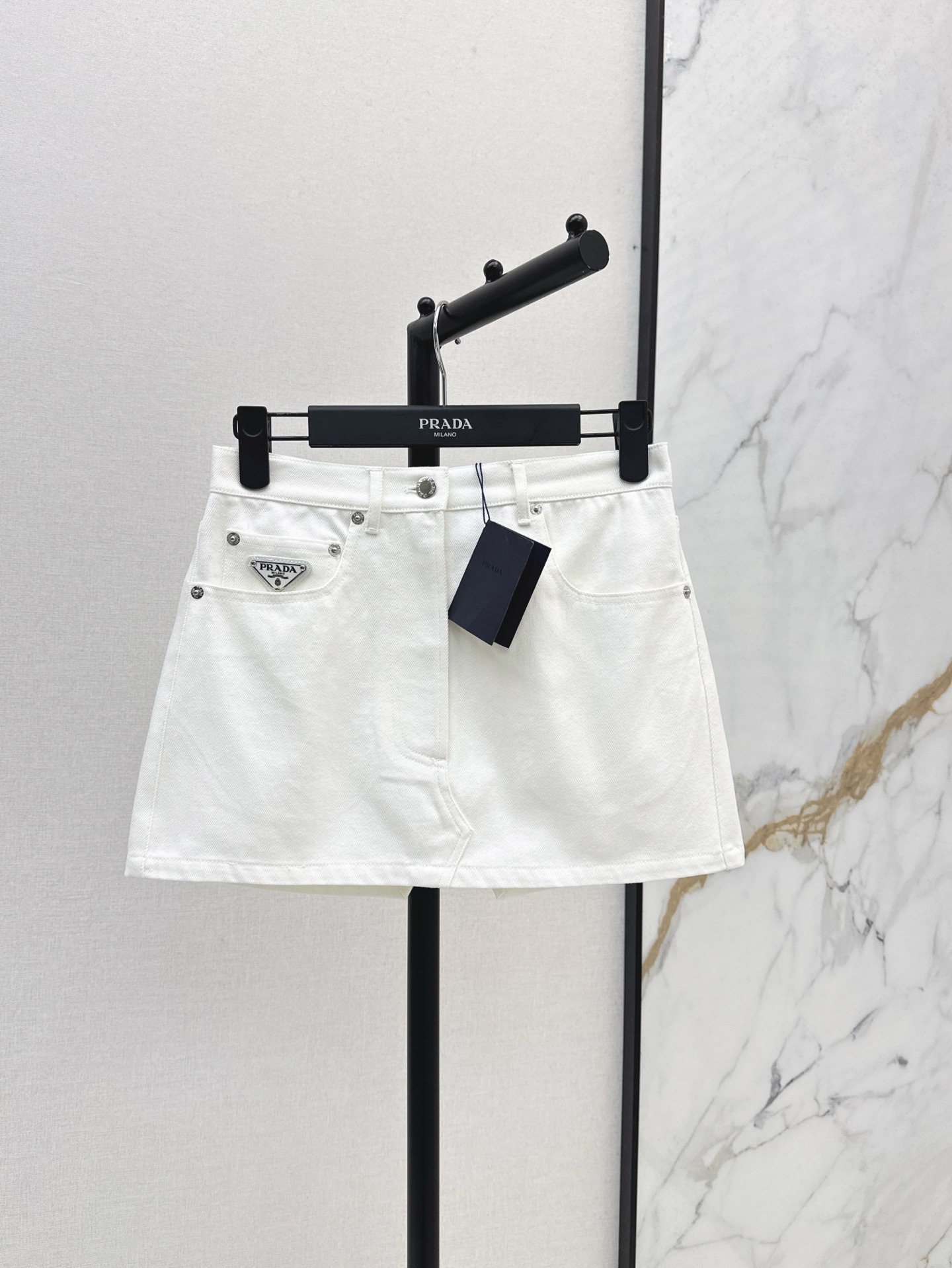 NO:329418,Exclusive first release PD 25Ss————The latest handsome, functional, white denim skirt, high street fashionable street-floating artifact. H-style upper body is huge and slim. It can be sweet and salty. It is versatile and not picky. Customized hardware accessories, retro card decoration is low-key and luxurious!  Imported pure cotton denim fabric, one-color spot sale sml, skirts, alexander wang19860909独家首发 PD 25Ss————春夏最新款帅气机能风机能风白色牛仔短裙高街时髦炸街神器 H版型上身巨显瘦 可甜可盐版型百搭不挑人 定制五金配件复古纸牌装饰低调奢华！进口纯棉牛仔面料 一色现货发售sml,,skirts,alexander wang,Women's clothing