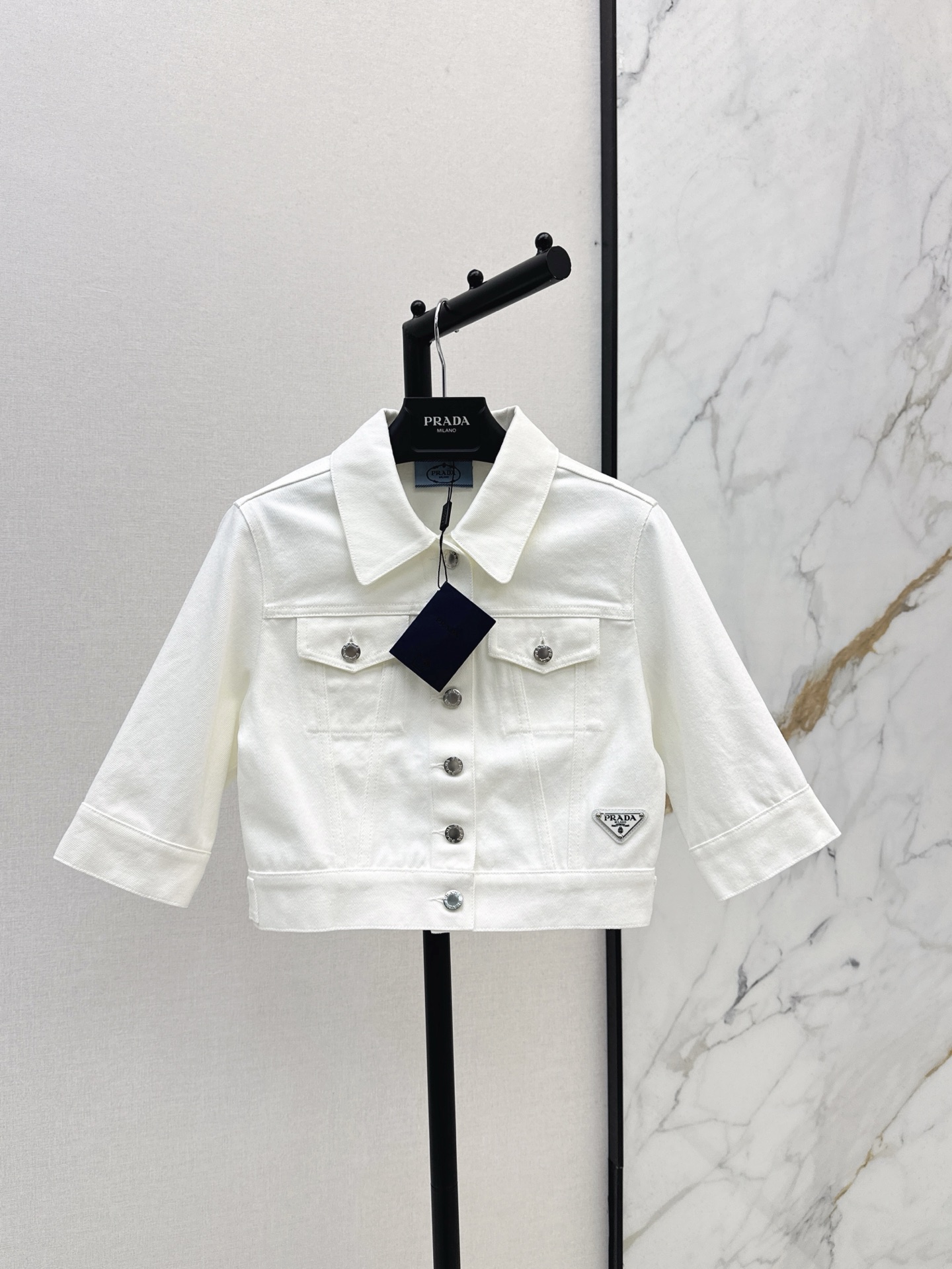 NO:329421,Exclusive first release PD 25Ss————The latest spring and summer style of the latest 7-quarter sleeve ultra-short white denim jacket jacket with high street fashionable street explosion artifact. H-style upper body looks huge and slim. It can be sweet and salty. It is versatile and not picky about people. Customized hardware accessories. Retro card decoration is low-key and luxurious. Imported pure cotton denim fabric. One-color spot-on sml,, jackets & coats, jackets & coats, alexander wang19860909独家首发 PD 25Ss————春夏最新款七分袖超短白色牛仔夹克外套高街时髦炸街神器 H版型上身巨显瘦 可甜可盐版型百搭不挑人 定制五金配件复古纸牌装饰低调奢华 进口纯棉牛仔面料 一色现货发售sml,,jackets & coats,jackets & coats,alexander wang,Women's clothing