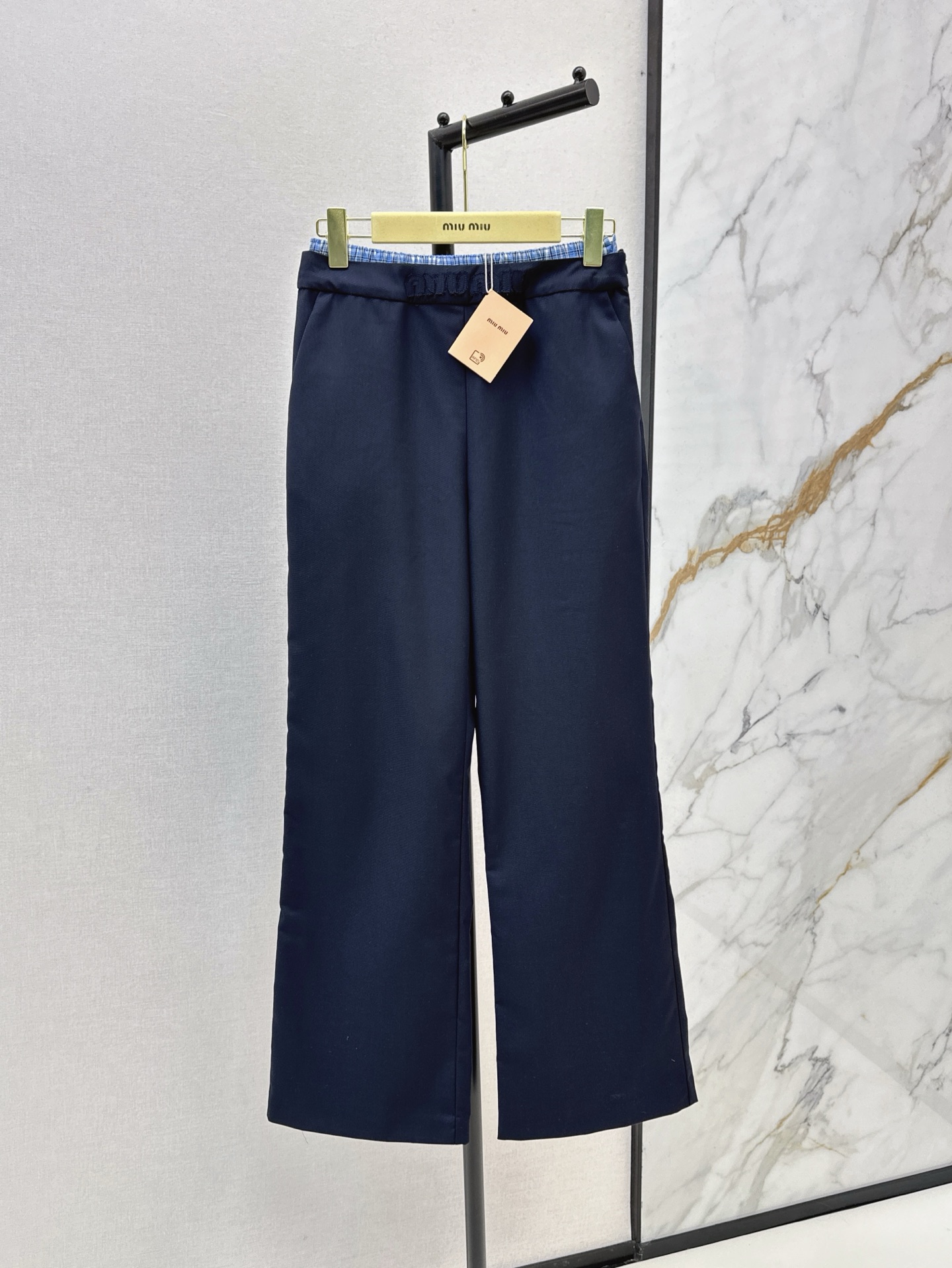 NO:329436,Miu 25Ss————The latest spring and summer plaid splicing suit straight trousers customized imported material, texture is shiny, stronger draping texture, high-quality high-waist straight trousers, light blue and white plaid on the waist, and the waist buttons are removable and fixed to achieve one pants and two wears wide-leg straight-fitting style, wearable, not picky about body shape, fashionable and relaxed, one-color spot on sale, sml, miumiu, business suit, alexander wang19860909Miu 25Ss————春夏最新款格子拼接西装直筒长裤定制进口材质 质感光泽十足 垂感肌理更强 品相高级 高腰直筒长裤 腰间折边拼接浅蓝白格纹 腰侧钮扣可拆卸式固定 实现一裤两穿 阔腿直筒版型 穿搭包容 不挑身材 洋气松弛 一色现货发售sml,,miumiu,business suit,alexander wang,Women's clothing