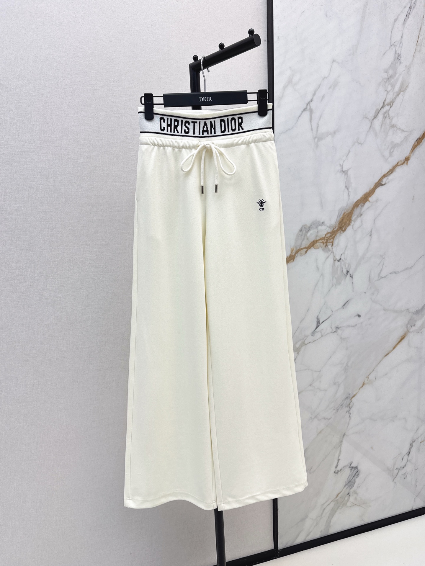 NO:329451,CD 25Ss———The latest spring and summer logo embroidered straight-leg pants are not picky about body requirements. The upper body is particularly good!  The matching style is also very popular. Exquisite and high-end customization. Excellent texture. Retro and elegant. The upper body is cool and handsome. The age-reducing fashionable style is available in stock. SML, alexander wang19860909CD 25Ss————春夏最新款logo刺绣直筒裤不挑剔身形要求 上身特别赞！搭配的风格也很通吃 精致高级定制 质感超赞 复古优雅 上身酷帅减龄时髦精 一色现货发售sml,,alexander wang,Women's clothing