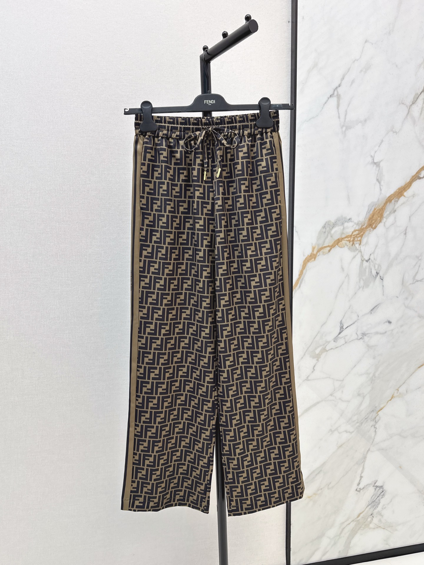 NO:329453,FD 25Ss———The latest spring and summer logo presbyopia straight-leg pants are not picky about body requirements. The upper body is particularly good!  The matching style is also very popular. Exquisite and high-end customization. Excellent texture. Retro and elegant. The upper body is cool and handsome. The age-reducing fashionable style is available in stock. SML, alexander wang19860909FD 25Ss————春夏最新款logo老花直筒裤不挑剔身形要求 上身特别赞！搭配的风格也很通吃 精致高级定制 质感超赞 复古优雅 上身酷帅减龄时髦精 一色现货发售sml,,alexander wang,Women's clothing