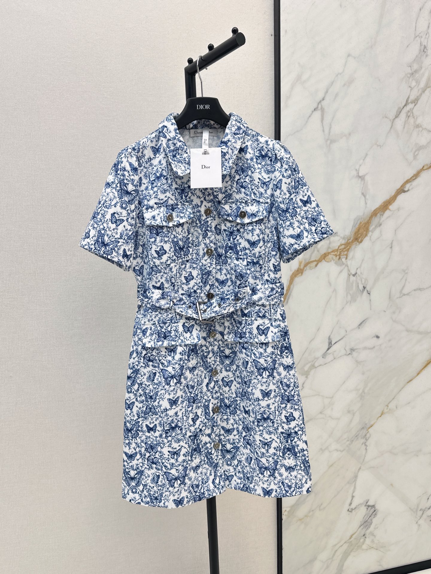 NO:329455,CD 24Ss———The latest jungle dress with early autumn. A new series is here again. It is full of high-end feeling. Classic, easy to control and elegant skirt. Comfort and appearance are good. Easy to get retro and elegant temperament~~ Atmospheric high waist slim fit and slim A-line style cut. Quietly, the shirt lapel with high waist reveals waistline. It looks very tall and elegant. It is easy to interpret intellectual and fashionable. Two colors are on sale in stock. SML, skirts, shirts, alexander wang19860909CD 24Ss———早秋最新款丛林连衣长裙 全新系列又来啦 高级感满满 经典好驾驭又容易出气质的裙型 舒适度与颜值俱佳 轻松get复古优雅气质~~大气高腰修身显瘦A字版型剪裁 文静显气质衬衫翻领 高腰显露腰线 显得整个人非常的高挑上身飘逸优雅 轻松演绎知性时髦 两色现货发售sml,,skirts,shirts,alexander wang,Women's clothing