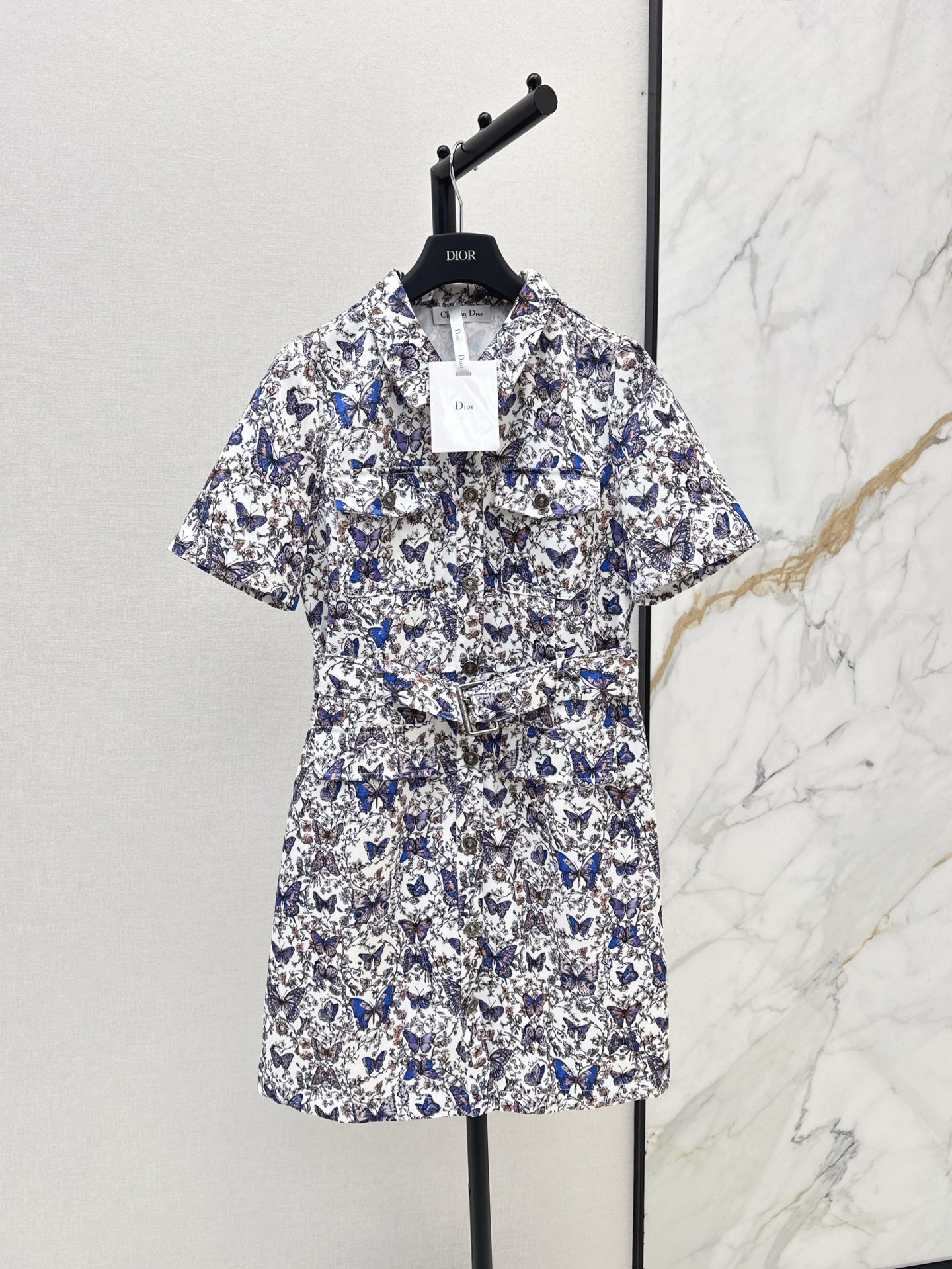 NO:329457,CD 24Ss———The latest jungle dress with early autumn. A new series is here again. It is full of high-end feeling. Classic, easy to control and elegant skirt. Comfort and appearance are good. Easy to get retro and elegant temperament~~ Atmospheric high waist slim fit and slim A-line style cut. Quietly, the shirt lapel with high waist reveals waistline. It looks very tall and elegant. It is easy to interpret intellectual and fashionable. Two colors are on sale in stock. Women's clothing price, skirts, shirts, alexander wang19860909CD 24Ss———早秋最新款丛林连衣长裙 全新系列又来啦 高级感满满 经典好驾驭又容易出气质的裙型 舒适度与颜值俱佳 轻松get复古优雅气质~~大气高腰修身显瘦A字版型剪裁 文静显气质衬衫翻领 高腰显露腰线 显得整个人非常的高挑上身飘逸优雅 轻松演绎知性时髦 两色现货发售sml,女装价格,skirts,shirts,alexander wang,Women's clothing