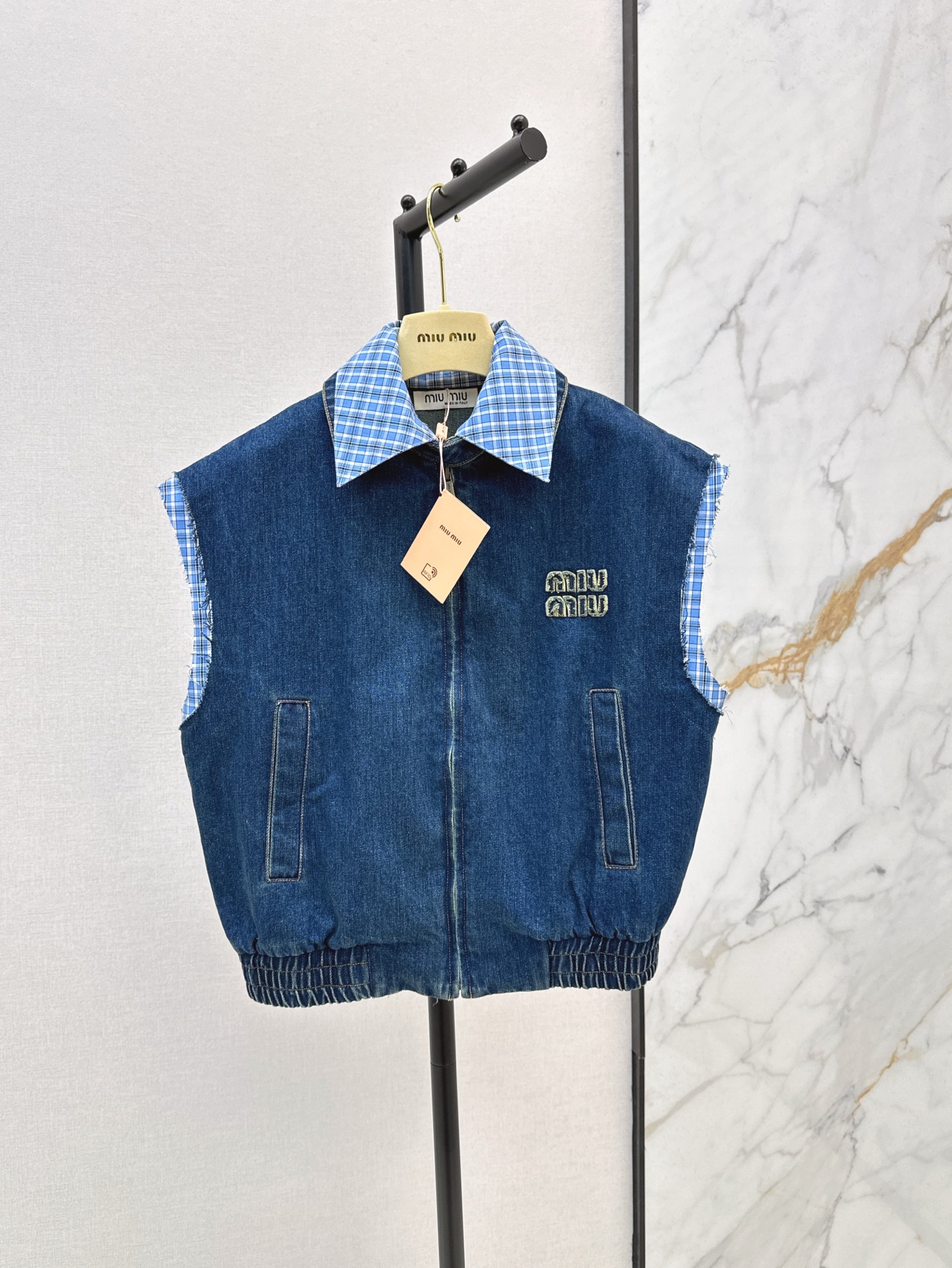 NO:329461,Miu 25Ss————The latest fashionable and literary style denim vest jacket in spring and summer, sky blue checked lapels are removable, fake two-piece splicing design, loose silhouette cut style, versatile and not picky, sweet or salty temperament, handsome and cool, create a fashionable stacking style, patch embroidered letter logo, low-key and luxurious, one-color spot on sale sml,,miumiu, jackets & coats,alexander wang19860909Miu 25Ss————春夏最新款时髦文艺风牛仔马甲外套天蓝色格纹翻领可拆卸 假两件拼接设计 宽松廓形剪裁版型百搭不挑人 可甜可盐气质帅气又拉风 打造时髦的叠搭造型 贴布刺绣字母logo低调奢华 一色现货发售sml,,miumiu,jackets & coats,alexander wang,Women's clothing