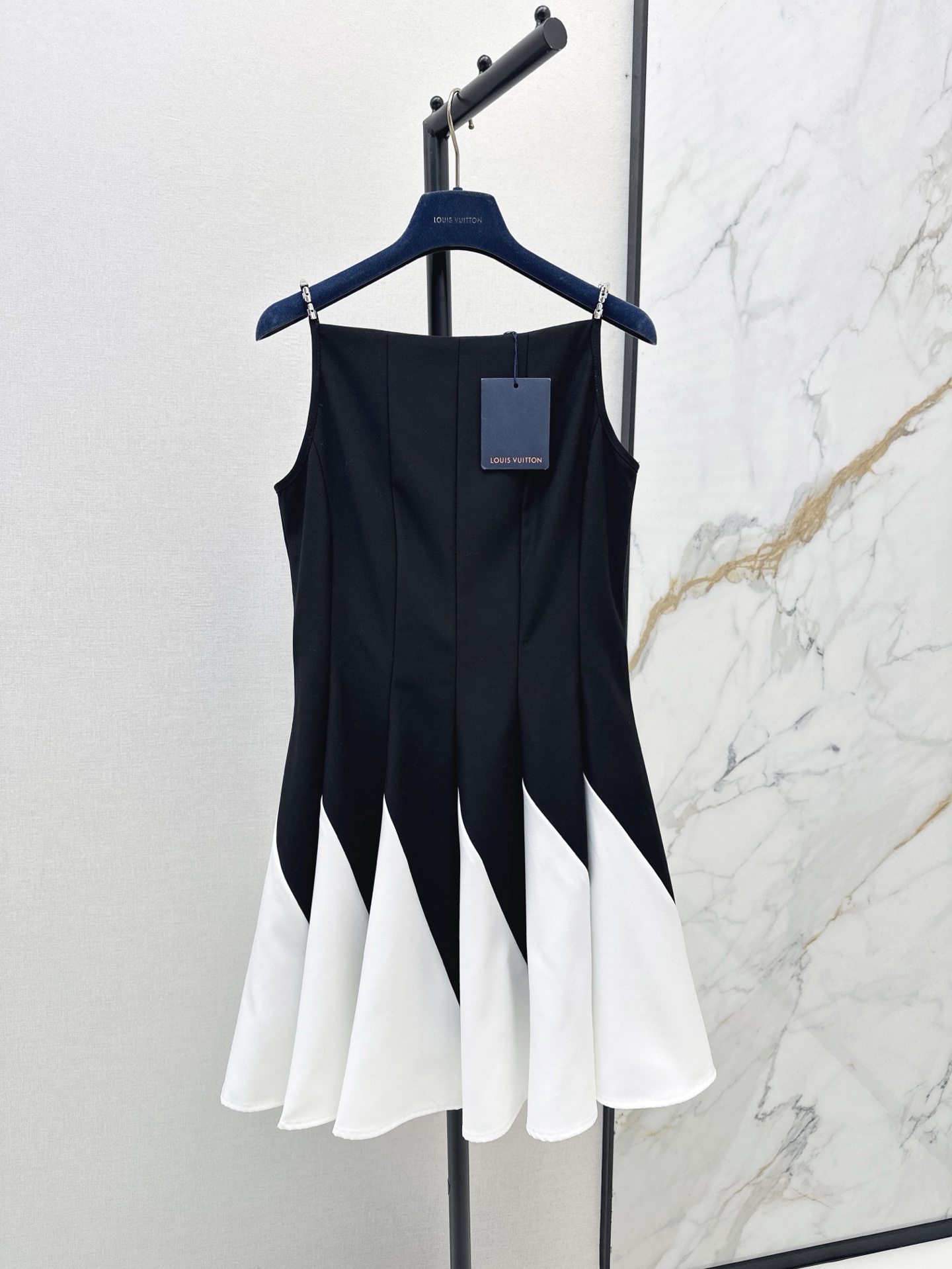 NO:329450,L family 25Ss————The latest spring and summer navigation series black and white color-blocking elegant temperament suspender dress. The socialite style contrasting color design. The upper body looks slim and has a very slim proportional feeling. It is exquisite and feminine. It is very suitable to attend various parties and dates. One color is available for sale in stock. sml, louis vuitton, skirts, alexander wang19860909L家 25Ss————春夏最新款航海系列黑白拼色优雅气质吊带连衣裙 名媛风撞色设计 上身很显瘦又很拉比例感 精致又小女人味 参加各种聚会和约会都太适合了 一色现货发售sml,,louis vuitton,skirts,alexander wang,Women's clothing