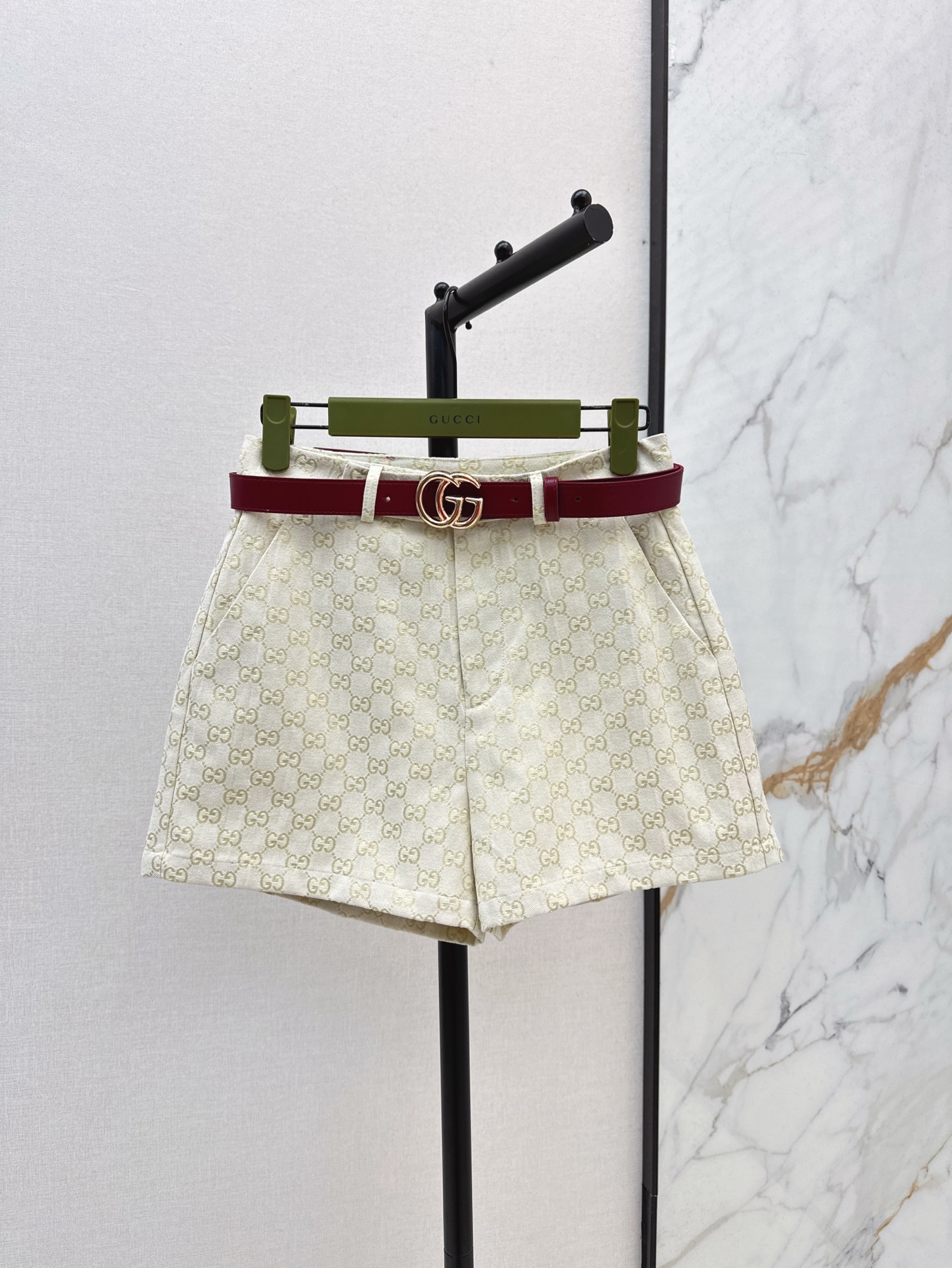 NO:329454,Gu 25Ss————The latest classic double G old flower series in spring and summer, high-waist A-line shorts, customized classic off-white double G jacquard fabric, low-key and fashionable contrasting belt embellishment, matched with the same series, age-reducing and casual, loose style comfortable and versatile, not picky, casual commuting is very good, one color is available for sale in stock, sml, shorts, alexander wang19860909Gu 25Ss————春夏最新款经典双G老花系列 高腰A字短裤 定制经典米白色双G提花面料 低调又时髦撞色腰带点缀 搭配同系列穿搭 减龄又随性 宽松版型舒适百搭不挑人 休闲通勤都很不错 一色现货发售sml,,shorts,alexander wang,Women's clothing