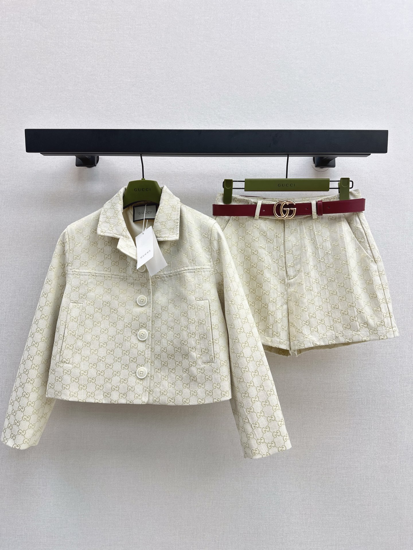 NO:329456,Gu 25Ss————The latest classic double G old-fashioned series in spring and summer, lapel short long-sleeved jacket, classic short style is not picky and versatile and fashionable, original custom GG jacquard fabric texture is three-dimensional and stylish, and it is even more awesome with shorts in the same series. SML, shorts, jackets & coats, alexander wang19860909Gu 25Ss————春夏最新款经典双G老花系列 翻领短款长袖外套 经典的短款版型不挑人百搭又时髦 原版定制GG提花面料质感立体有型 搭配同系列短裤更赞 一色现货发售sml,,shorts,jackets & coats,alexander wang,Women's clothing