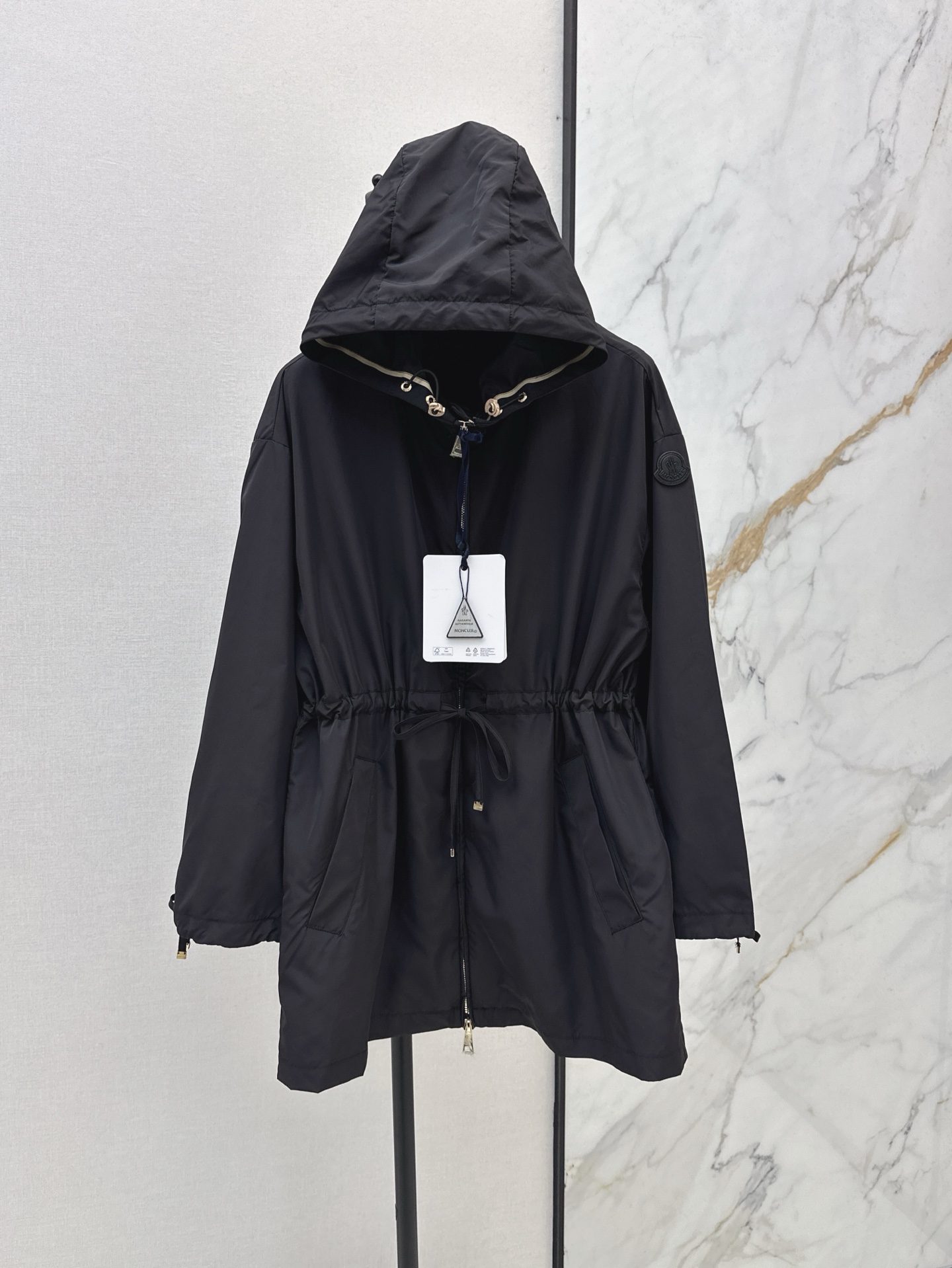 NO:329465,MC 25Ss————The latest drawstring waist design of spring and summer mid-length hooded windbreaker jacket is light and practical, it is the basic item of daily wardrobe. It uses transparent windbreaker fabric. It is handsome and fashionable. Two-color spot sml,, jackets & coats,hats,alexander wang19860909MC 25Ss————春夏最新款抽绳收腰设计中长款连帽风衣外套轻盈而实用 是日常衣橱的基础款单品 采用通透的风衣面料 帅气时髦范儿 两色现货发售sml,,jackets & coats,hats,alexander wang,Women's clothing