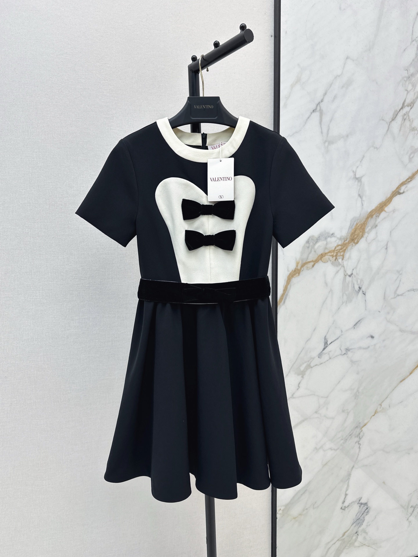 NO:329472,VLTN 25Ss————The latest retro contrasting dress in spring and summer, retro contrasting color splicing black velvet bow tie, waist seal, waist decoration and age reduction, waist-hugging fluffy skirt hem, creating a sweet atmosphere of romantic girls, essential items for white and rich beauty, super beautiful upper body, one color is available for sale in stock sml, skirts, alexander wang19860909VLTN 25Ss————春夏最新款复古撞色小礼裙复古撞色拼接黑色丝绒蝴蝶领结 腰封束腰装饰减龄感 收腰蓬蓬裙摆.打造浪漫少女甜美气息 白富美必备单品 上身超美 一色现货发售sml,,skirts,alexander wang,Women's clothing