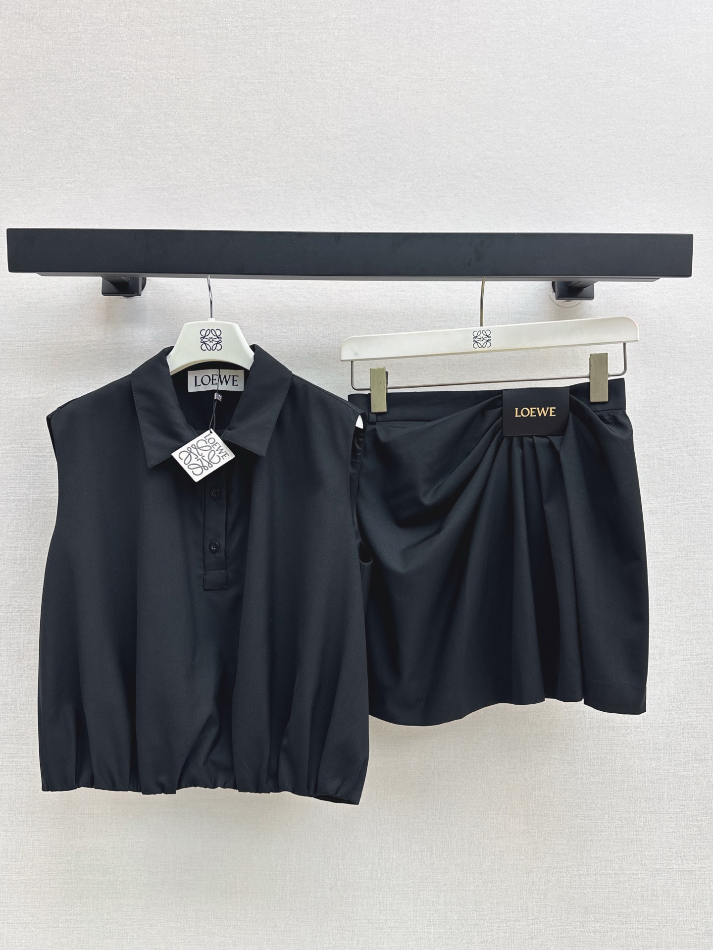 NO:335187,Loe 25Ss——————The latest pleated logo set in spring and summer sleeveless lapel pleated top   skirt logo leather embellishment design, cool and stylish, full of high-end fashionable texture, loose short style, casual and fashionable upper body, sports street photography are very good, a set of out-of-stock sml, loewe, skirts, alexander wang19860909Loe 25Ss—————春夏最新款褶皱logo套装无袖翻领褶皱上衣 半裙 logo皮革点缀设计 气质酷帅有型 满满的高级时髦质感 宽松短款版型 上身休闲帅气又时髦 运动街拍都很好看 一套出一色现货发售sml,,loewe,skirts,alexander wang,Women's clothing