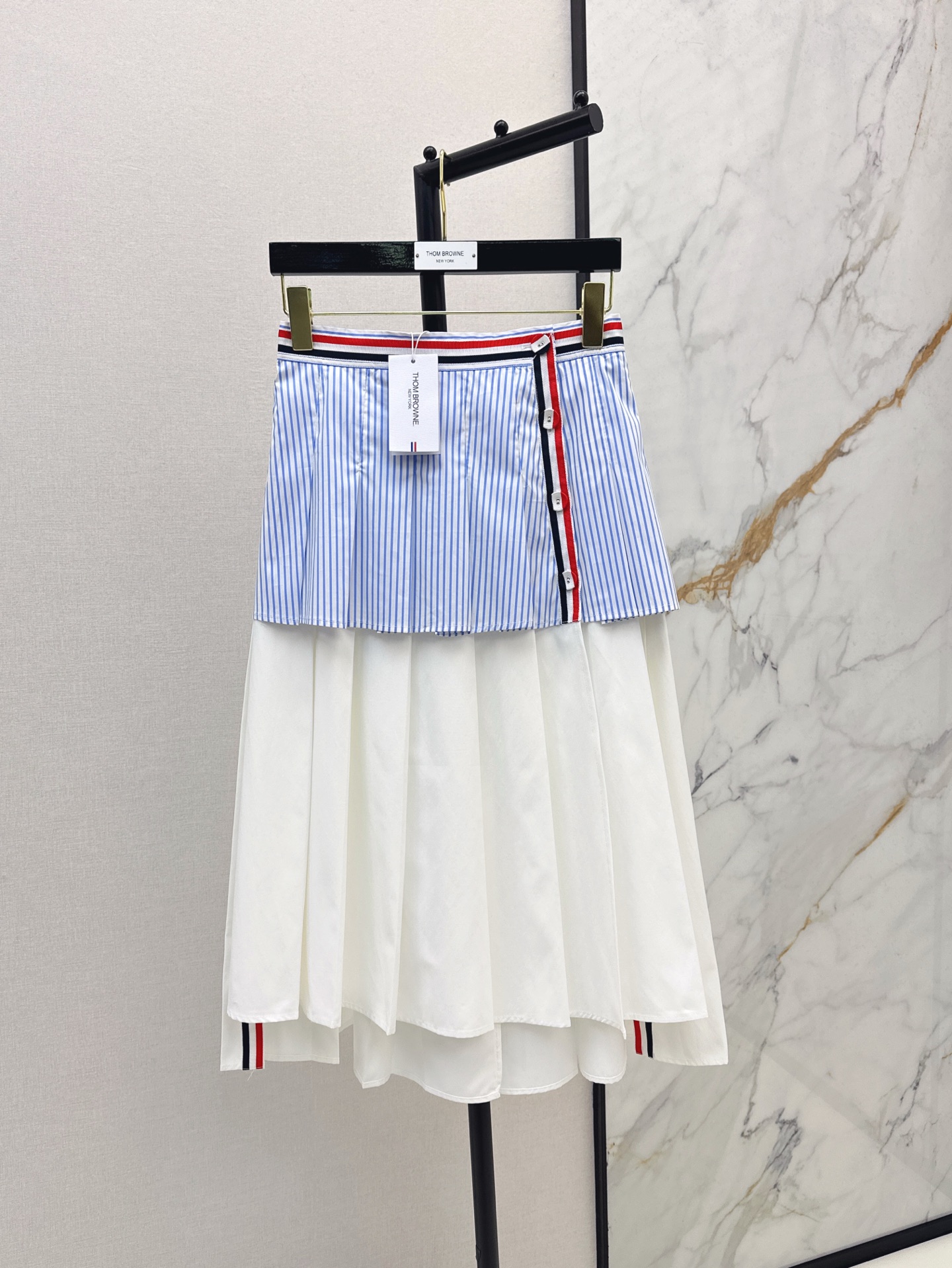 NO:328004,Age-reducing college style TB 25Ss————The latest spring and summer blue striped splicing method pleated skirt classic contrasting color webbing element splicing opening and closing buckle mid-length pleated skirt style is super wearable and not picky. It can be sweet and salty. Age-reducing girlish temperament. One color is available for sale in stock. SML, skirts, alexander wang19860909减龄学院风 TB 25Ss————春夏最新款蓝条纹拼接做法百褶半裙经典撞色织带元素拼接开合扣 中长款压褶裙摆版型超穿好不挑人 可甜可盐学院风减龄少女气质 一色现货发售sml,,skirts,alexander wang,Women's clothing