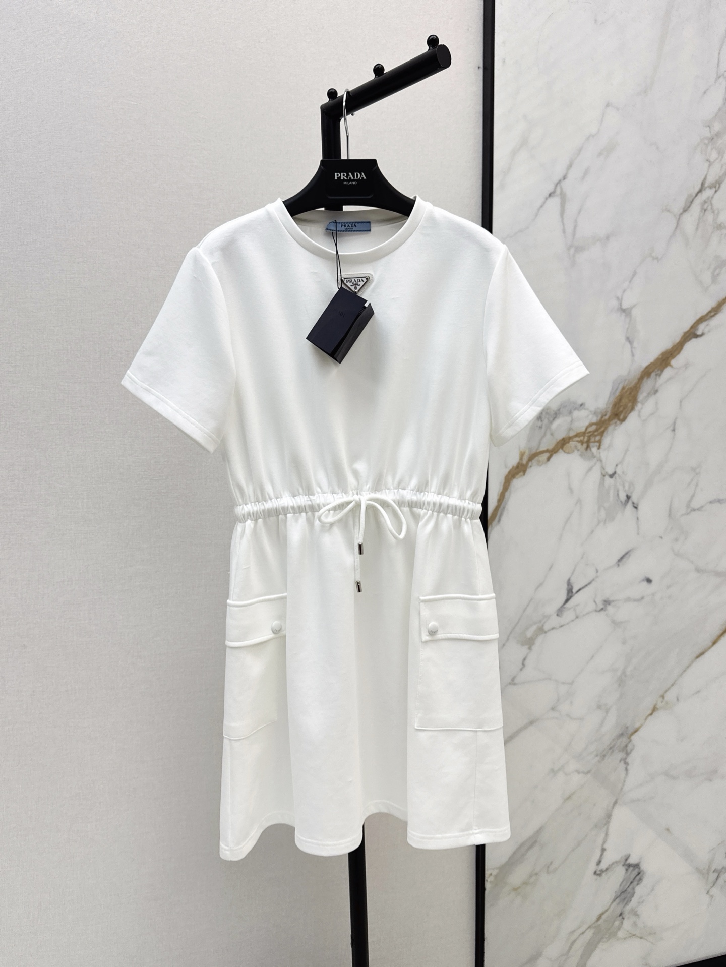 NO:329826,PD 25Ss————The latest round-neck drawstring waist-retracting dress in spring and summer uses imported cotton fabric, which is very breathable and can also maintain the crispness of the style. The minimalist design zipper elastic waist-retracting style has no restrictions on the figure. Easily hide the flesh. Two colors are available for sale in stock. SML, skirts, alexander wang19860909PD 25Ss————春夏最新款圆领抽绳收腰连衣裙采用了进口棉面料 透气性非常好 对版型挺括度也能很好保持 极简设计感的拉链松紧收腰版型 对身材没有限制 轻松藏肉 两色现货发售sml,,skirts,alexander wang,Women's clothing