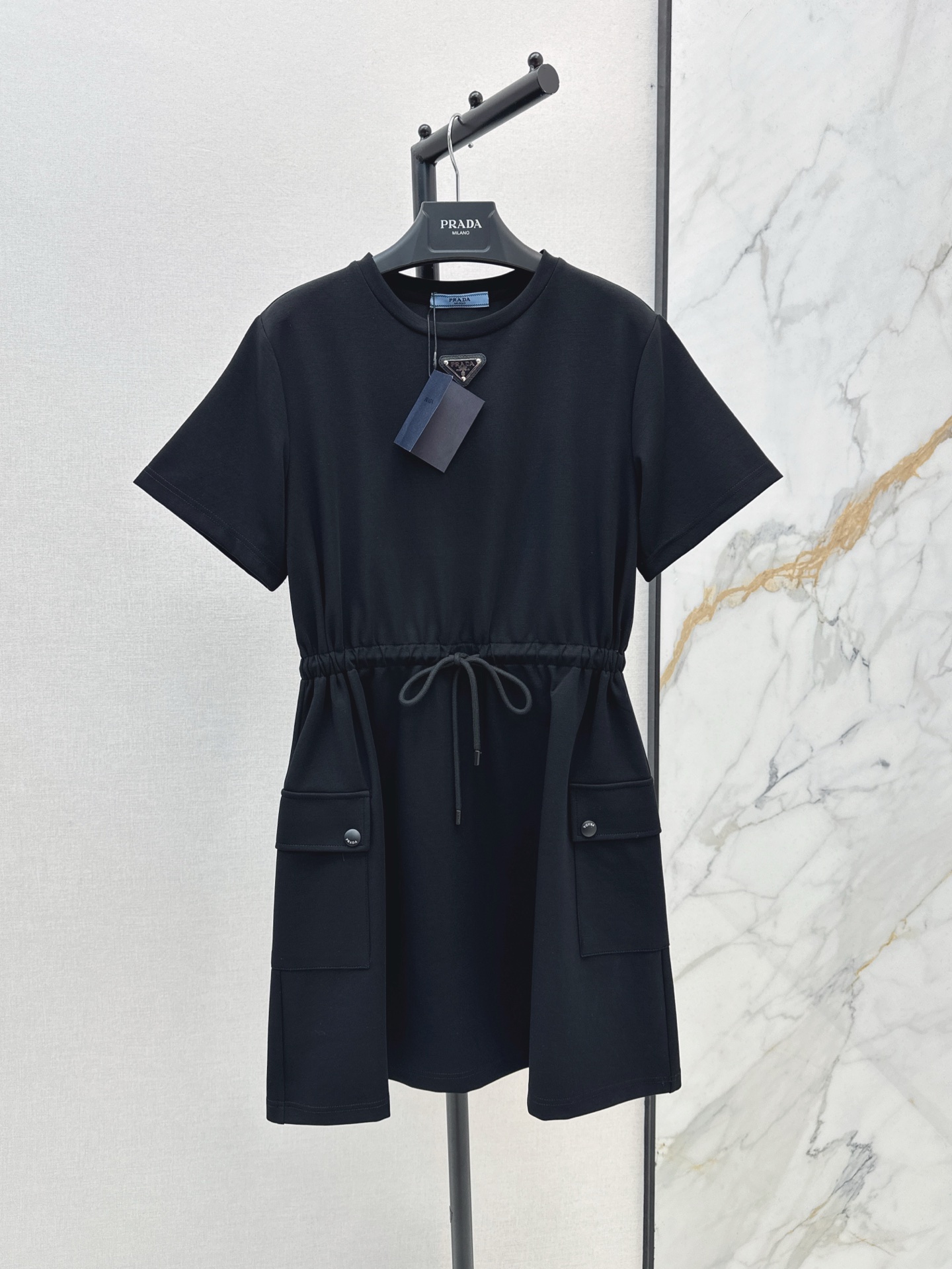 NO:329823,PD 25Ss————The latest round-neck drawstring waist-retracting dress in spring and summer uses imported cotton fabric, which is very breathable and can also maintain the crispness of the style. The minimalist design zipper elastic waist-retracting style has no restrictions on the figure. Easily hide the flesh. Two colors are available for sale in stock. SML, skirts, alexander wang19860909PD 25Ss————春夏最新款圆领抽绳收腰连衣裙采用了进口棉面料 透气性非常好 对版型挺括度也能很好保持 极简设计感的拉链松紧收腰版型 对身材没有限制 轻松藏肉 两色现货发售sml,,skirts,alexander wang,Women's clothing