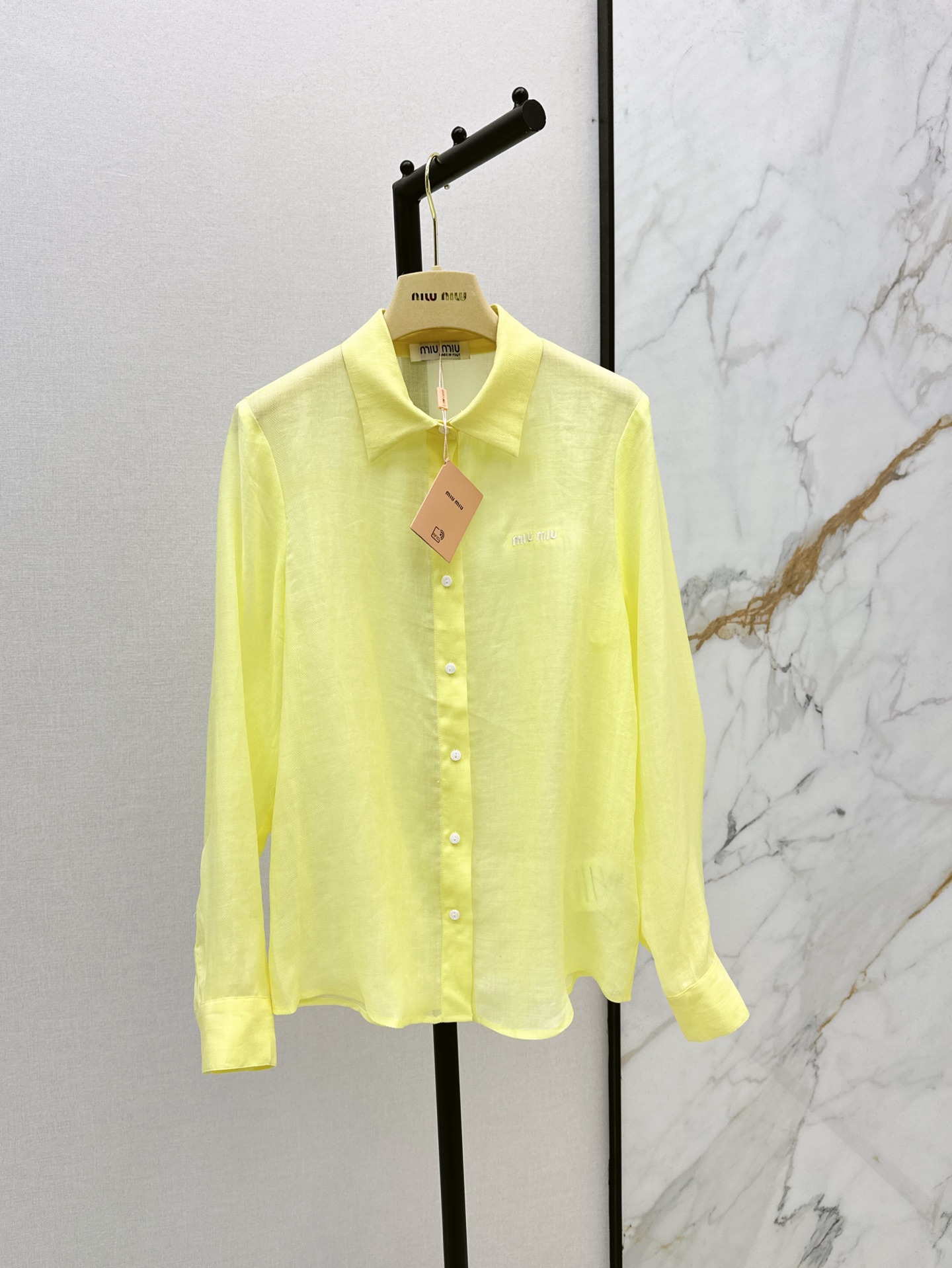 NO:329822,Miu 25Ss————The latest spring and summer letter decorative design shirt linen cotton blend fabric, comfortable and delicate texture, lapel straight shoulder loose shirt cut, versatile yellow and white, large body light and light and light, full of lazy elite atmosphere, free to match with skirts or pants, basic shirts that can be used for daily commuting and vacation, two colors are available for sale in stock,,miumiu, skirts,shirts,alexander wang19860909Miu 25Ss————春夏最新款字母装饰设计衬衫亚麻人棉混纺面料 质感舒适细腻 翻领正肩宽松衬衣剪裁 百搭黄白双色 大身轻薄微透搭上身充满慵懒精英气息 随意搭配半裙或裤子 日常通勤度假都可驾驭的基础衬衫 两色现货发售sml,,miumiu,skirts,shirts,alexander wang,Women's clothing