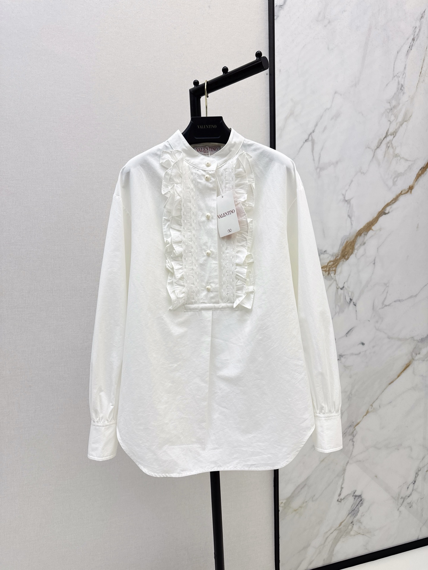 NO:329820,VLTN 25Ss———The latest spring and summer pleated lace cotton and linen shirts are decorated with exquisite lace and soft ruffles, full of retro and romantic atmosphere. The loose style is fully positioned and lace is age-reducing girlish temperament is so beautiful that she has no friends. It has an elegant and gorgeous feeling. White and rich beauty must be purchased. All colors are available for sale in stock. SML, Shirts, alexander wang19860909VLTN 25Ss————春夏最新款褶皱花边棉麻衬衫点缀有精致的蕾丝和柔美的荷叶边 洋溢着复古浪漫的气息 宽松版型全定位花边减龄少女气质上身美到没朋友 自带优雅华丽感 白富美必入 一色现货发售sml,,shirts,alexander wang,Women's clothing