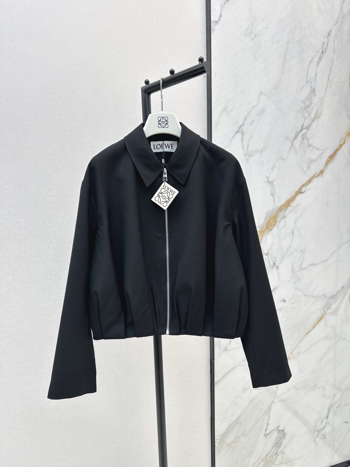 NO:329814,Loe 25Ss————The latest pleated logo leather decorative lapel jacket jacket back hem logo leather embellishment design Temperature work jacket cool and stylish Full of high-end fashionable texture Loose short style shoulder-length style upper body casual and fashionable sports street photography all good. SML on sale in stock, loewe, jackets & coats, jackets & coats, alexander wang19860909Loe 25Ss————春夏最新款褶皱logo皮革装饰翻领夹克外套后背下摆logo皮革点缀 设计 气质工装夹克 酷帅有型 满满的高级时髦质感 落肩宽松短款版型 上身休闲帅气又时髦 运动街拍 都不错 一色现货发售sml,,loewe,jackets & coats,jackets & coats,alexander wang,Women's clothing