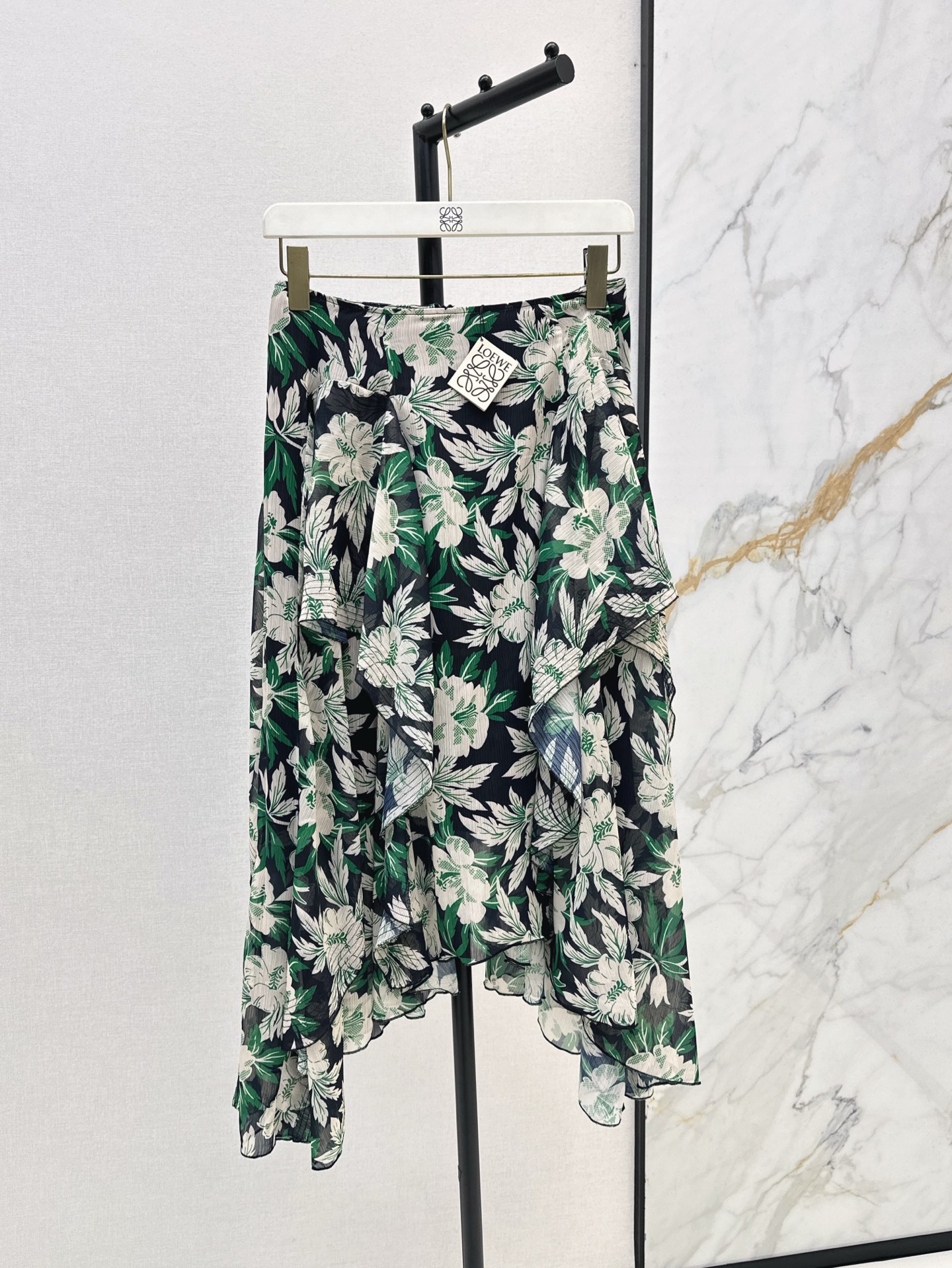 NO:329810,Loe 25Ss——————The latest spring and summer floral print irregular layered skirt, lively and elegant, is a must-have for summer, suitable for daily wear or vacation, super beautiful, very beautiful, very good. The irregular layered design extends the proportion of the legs visually. One color is available for sale in stock, sml, loewe, skirts, alexander wang19860909Loe 25Ss—————春夏最新款花卉印花不规则层叠半裙 灵动飘逸 是夏季必备款 日常穿或者度假都合适 超级美 非常出片 不规则层叠设计在视觉感上拉长双腿比例感 一色现货发售sml,,loewe,skirts,alexander wang,Women's clothing