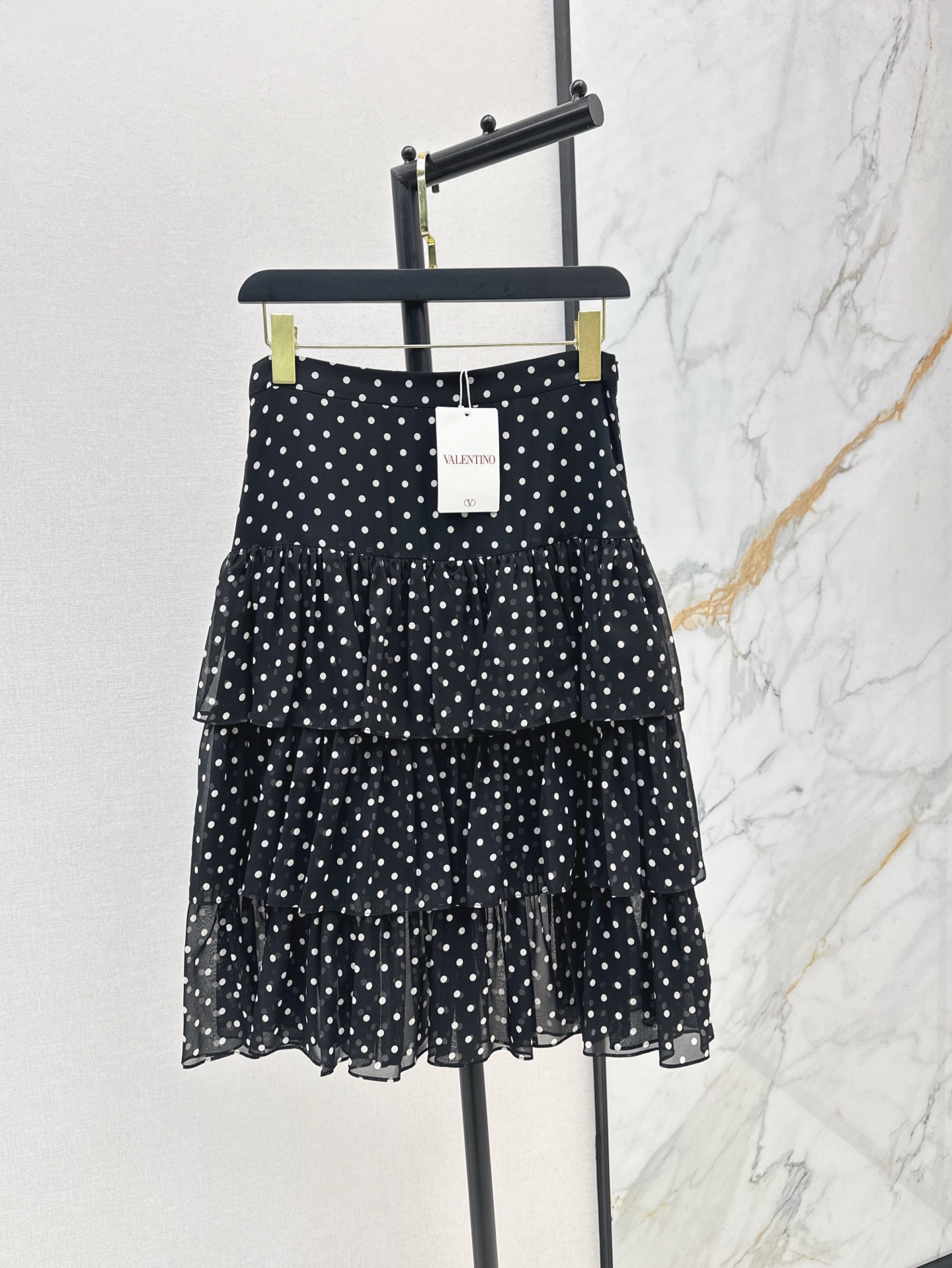 NO:329808,Skirt shirt VLTN 25Ss———The latest spring and summer style black ear polka dot suit black ear polka dot suit black ear polka stand collar shirt   layered cake design half pleated skirt. A set of age-reducing and girlish temperament. The upper body looks slim and versatile. The black ear lace embellishment. Plus the layered A-shaped pleated tailoring design. The upper body shows the body proportion. The girlish polka dots are very suitable for summer. Developed. SML, skirts, shirts, alexander wang.19860909半裙衬衫VLTN 25Ss————春夏最新款木耳边波点套装木耳边立领衬衫 层叠蛋糕设计半百褶半裙 减龄又少女气质一套上身显瘦又百搭 木耳花边点缀 再加上层叠的A字百褶剪裁设计 上身显身材比例 少女感的波点 夏季太适合了 分开发 现货发售sml,,skirts,shirts,alexander wang,Women's clothing