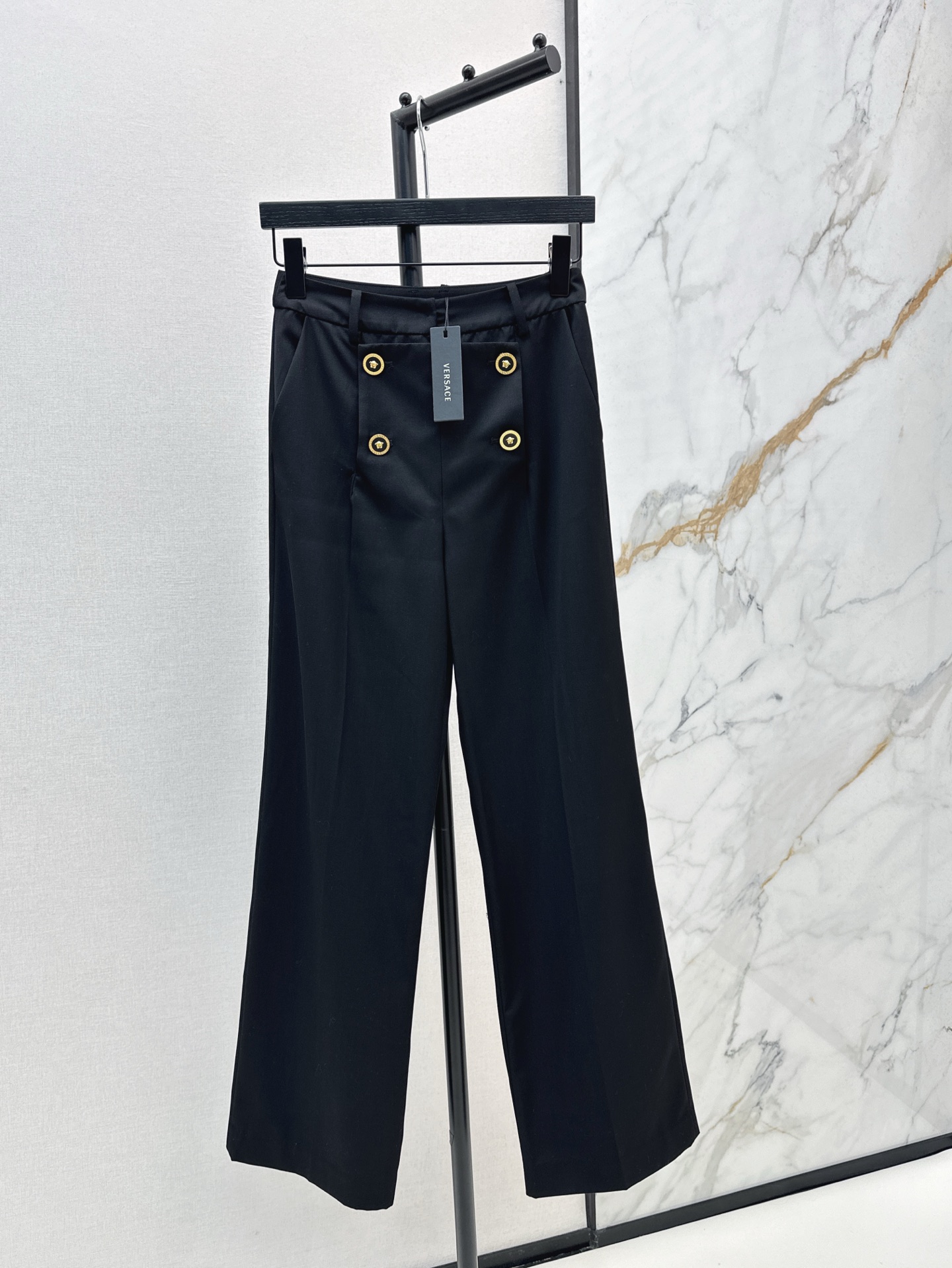 NO:329806,Ver 25Ss————The latest spring and summer metal buttons and decorative high-waist trousers with four-button design straight cut modern style to show off your casual posture, showing simple personality and versatile single products fashionable and advanced. Recommend a set of matching. SML is available in stock, Alexander wang19860909Ver 25Ss————春夏最新款金属纽扣装饰高腰小西裤搭片四扣设计直筒剪裁摩登造型尽显率性姿态 彰显简约个性格调百搭单品时髦又高级 推荐一套搭配 一色现货发售sml,,alexander wang,Women's clothing
