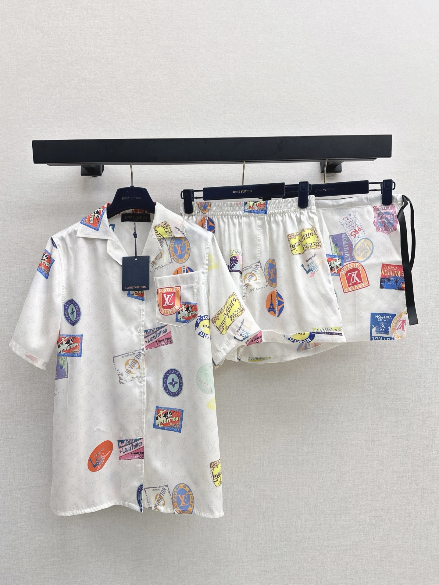 NO:329815,L Home 25Ss————The latest spring and summer short-sleeved pajamas set loose short-sleeved shirt   elastic waist shorts Imported twill thick material skin-friendly and comfortable bright blue and purple and pure white background available Four-leaf clover letter printing pictures Slack and fashionable with a full sense of famous old money Short-sleeved shirt tops make it look slim and versatile with elastic waist wide-leg shorts in the same series Details echo the matching coordination more exquisite The set of upper body is elegant and lazy, the home looks good outside, equipped with the same bag storage, one set Two colors are available for sale in stock, sml, louis vuitton, shorts, shirts, T-shirt, alexander wang19860909L家 25Ss————春夏最新款短袖睡衣套装宽松短袖衬衫 松紧腰短裤 进口斜纹稠材质 亲肤舒适 亮眼蓝紫和纯白底色可选 四叶草字母印花图 松弛而时髦 带有满满名媛老钱感 短袖衬衫上衣显瘦百搭 搭配同系列松紧腰阔腿短裤 细节呼应配套协调更显精致 成套上身典雅慵懒 家居外穿都好看 配备同款包包收纳 一套出 两色现货发售sml,,louis vuitton,shorts,shirts,T-shirt,alexander wang,Women's clothing