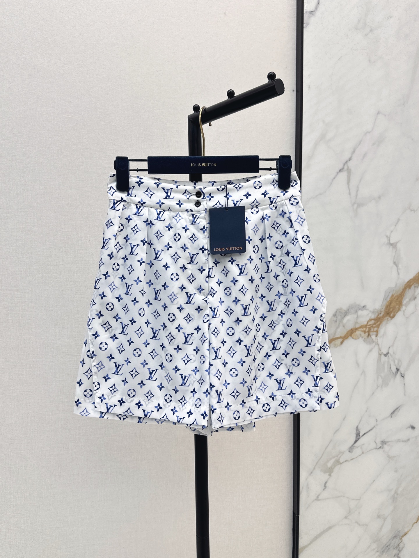 NO:329811,L Home 25Ss————The latest spring and summer buckle printed shorts customized imported twill material, smooth texture, not easy to wrinkle, fashionable high-waist shorts style, three-dimensional tailoring is more suitable for the human leg lines, inclusive figure shows the good proportion of long legs, rear belt buckle design increases the fun of outfit, perfectly presents the charm of the brand style, daily random matching, versatile and slimming without picking clothes, daily essential items, one-size-fits-all sml,, louis vuitton, shorts, alexander wang19860909L家 25Ss————春夏最新款带扣印花短裤 定制进口斜纹稠材质 质感垂顺 穿搭不易皱褶 时髦高腰短裤版型 立体剪裁更贴合人身腿部线条 包容身材展现长腿好比例 后腰带扣设计 增加穿搭趣味性 完美呈现品牌风格魅力 日常随意搭配 百搭显瘦不挑衣服 日常必备单品 一色现货发售sml,,louis vuitton,shorts,alexander wang,Women's clothing