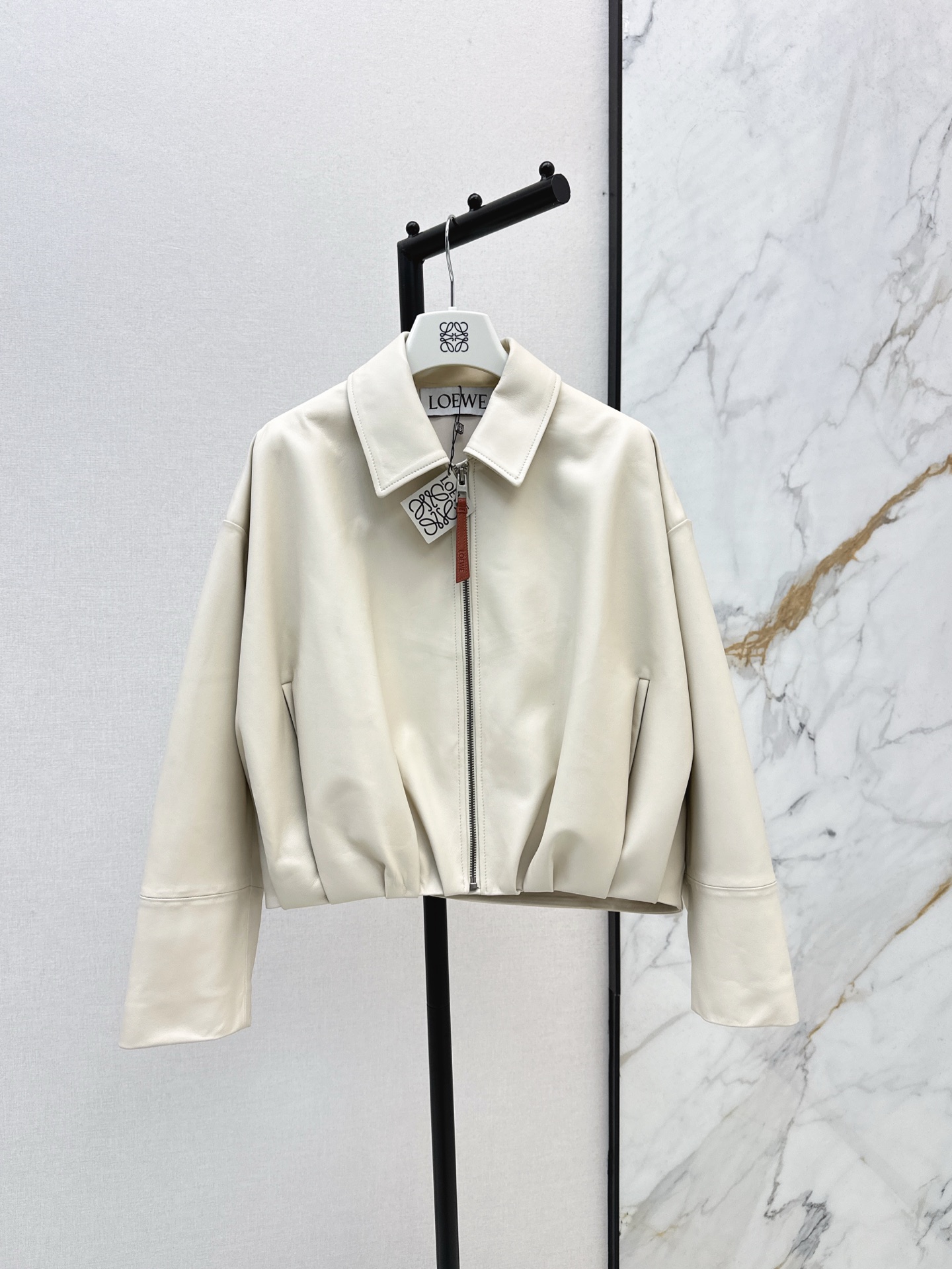 NO:329809,The same style as Yang Mi Loe 25Ss——————The latest retro modern fashionable jacket leather jacket in spring and summer, 100% sheepskin material, soft and delicate, back asymmetric pleated design, three-dimensional tailoring, super repetitive classic super love, A and casual handsome lazy style, three-color spot on sale sml, loewe, jackets & coats, jackets & coats, leather jacket, sheepskin, alexander wang19860909杨幂同款 Loe 25Ss—————春夏最新款复古摩登时髦夹克皮衣外套百分百羊皮材质 柔软细腻 后背不对称褶设计 立体剪裁超重复古经典超级大爱 又A又飒随性的帅气慵懒风 三色现货发售sml,,loewe,jackets & coats,jackets & coats,leather jacket,sheepskin,alexander wang,Women's clothing