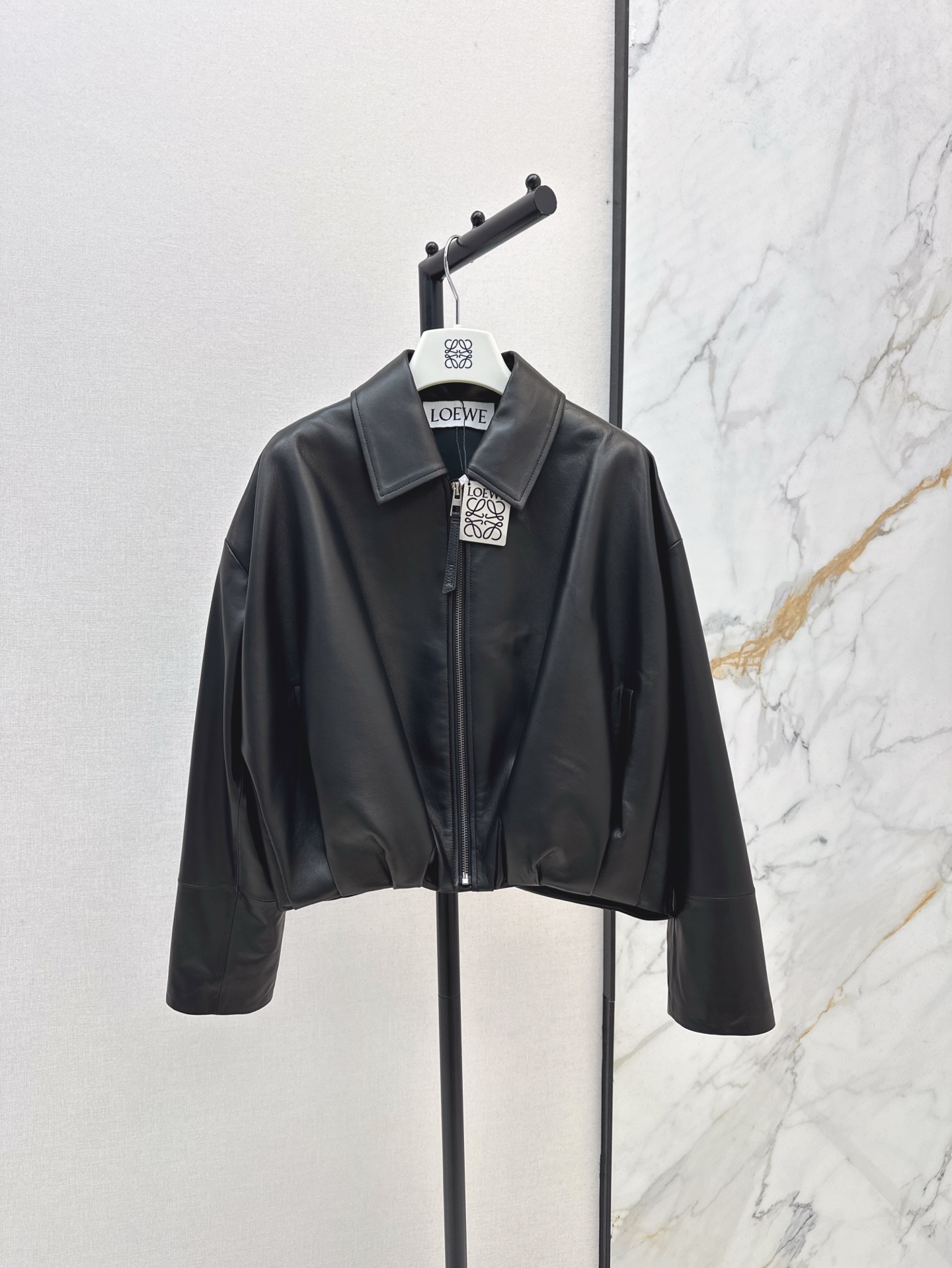 NO:329807,The same style as Yang Mi Loe 25Ss——————The latest retro modern fashionable jacket leather jacket in spring and summer, 100% sheepskin material, soft and delicate, back asymmetric pleated design, three-dimensional tailoring, super repetitive classic super love, A and casual handsome lazy style, three-color spot on sale sml, loewe, jackets & coats, jackets & coats, leather jacket, sheepskin, alexander wang19860909杨幂同款 Loe 25Ss—————春夏最新款复古摩登时髦夹克皮衣外套百分百羊皮材质 柔软细腻 后背不对称褶设计 立体剪裁超重复古经典超级大爱 又A又飒随性的帅气慵懒风 三色现货发售sml,,loewe,jackets & coats,jackets & coats,leather jacket,sheepskin,alexander wang,Women's clothing