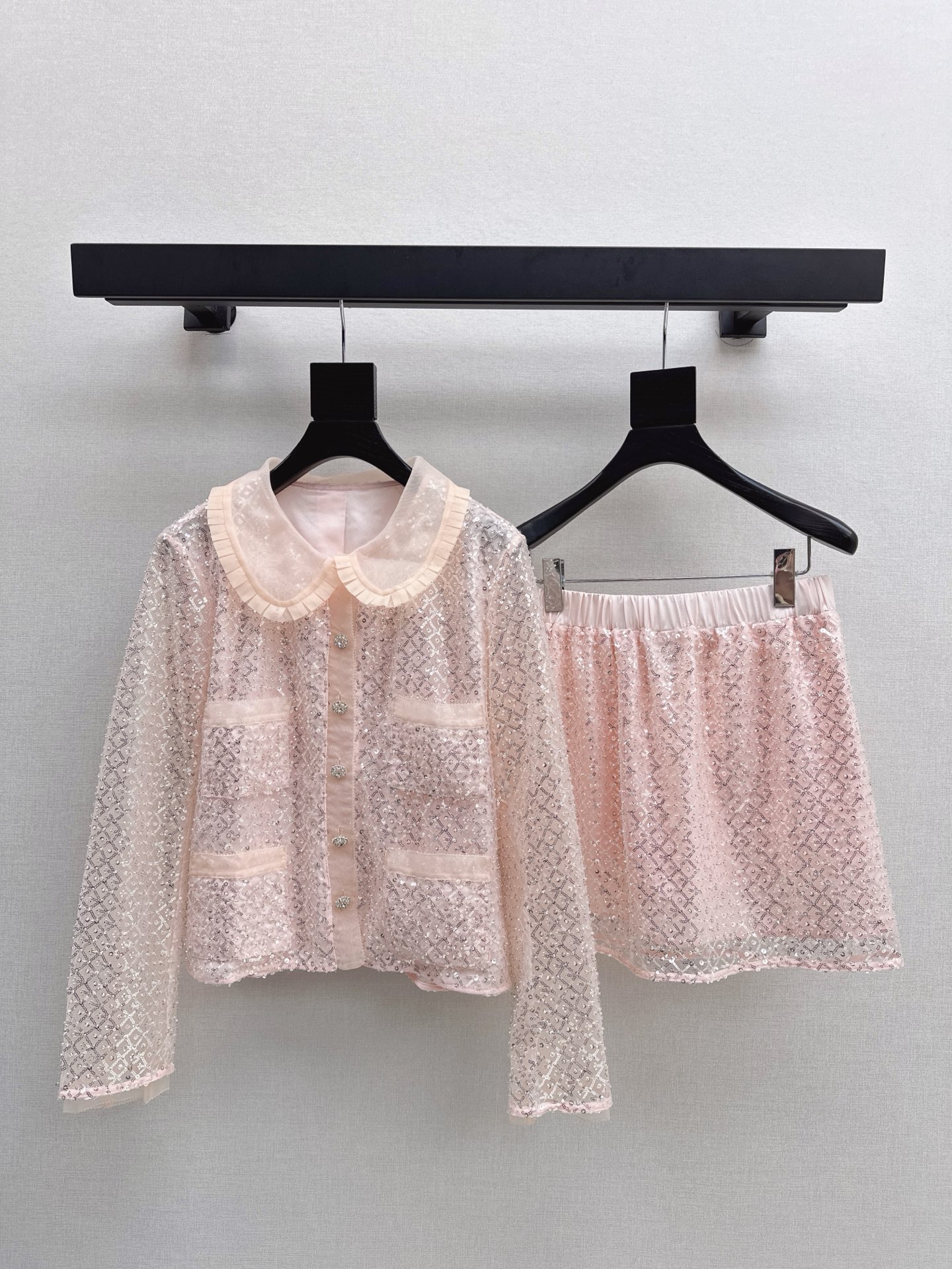 NO:329802,Miu 25Ss————The latest spring and summer sequin bead luxury design set, baby face jacket   elastic waist skirt, everyone wears the elegance of a rich daughter, beauty and strength coexist, it is simply a treasure dressing guide, small people can easily control it, with a high-end feeling, one-size-fitting socialite, one-size-fitting spot sml,,miumiu, skirts, jackets & coats,alexander wang19860909Miu 25Ss————春夏最新款亮片钉珠奢华设计套装 娃娃脸外套 松紧腰半裙 谁穿上都有种富家千金的优雅贵气 美貌和实力并存 简直就是宝藏穿搭指南 小个子也能轻松驾驭 自带高级感名媛出 一色现货发售sml,,miumiu,skirts,jackets & coats,alexander wang,Women's clothing