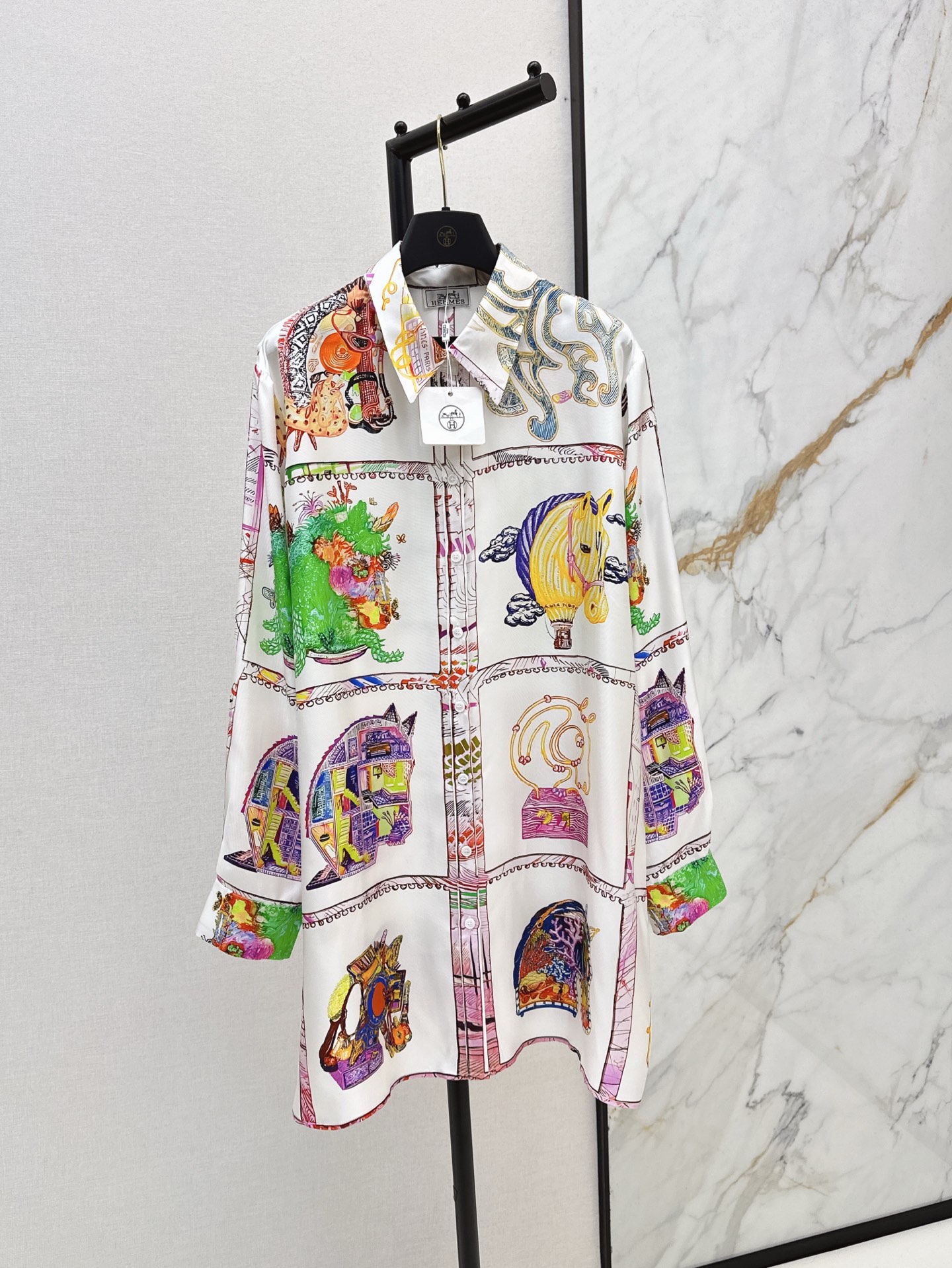 NO:329796,Her 25Ss————The latest model of spring and summer horse mirror printed silk shirt dress 100% silk twill texture is excellent, temperament lapel loose H-style casual and generous, beautiful color matching full positioning print super high-end style, undesirable and slim, two colors are available in stock smlxl, skirts, shirts, real silk, alexander wang19860909Her 25Ss————春夏最新款骏马镜像印花真丝衬衫连衣裙百分百真丝斜纹绸质感超赞 气质翻领宽松H版型随性大方 绝美配色全定位印花超高级 版型不挑人上身超显瘦 两色现货发售smlxl,,skirts,shirts,real silk,alexander wang,Women's clothing