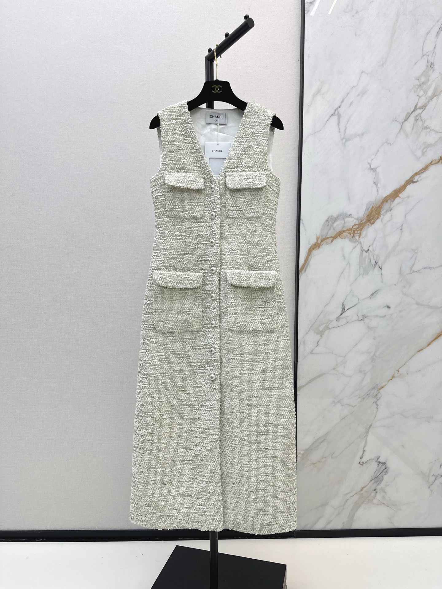 NO:329790,Exclusive first release C home 25Ss———The latest retro woven sleeveless long vest skirt in early spring. A collection-level classic style~~The webbing is decorated with double-strand woven. The whole dress looks one word and expensive!  Three-dimensional tailoring of various colors of woven fabrics, the upper body looks slim and temperament, one color is available for sale in stock, chanel, skirts, alexander wang19860909独家首发 C家 25Ss———早春最新款复古编织无袖长款马甲裙 可收藏级别的经典版型～～织带都是双股编织装饰 整件衣服看起来一个字 贵！ 多种色编织面料立体剪裁 上身显瘦瘦有气质 一色现货发售sml,,chanel,skirts,alexander wang,Women's clothing