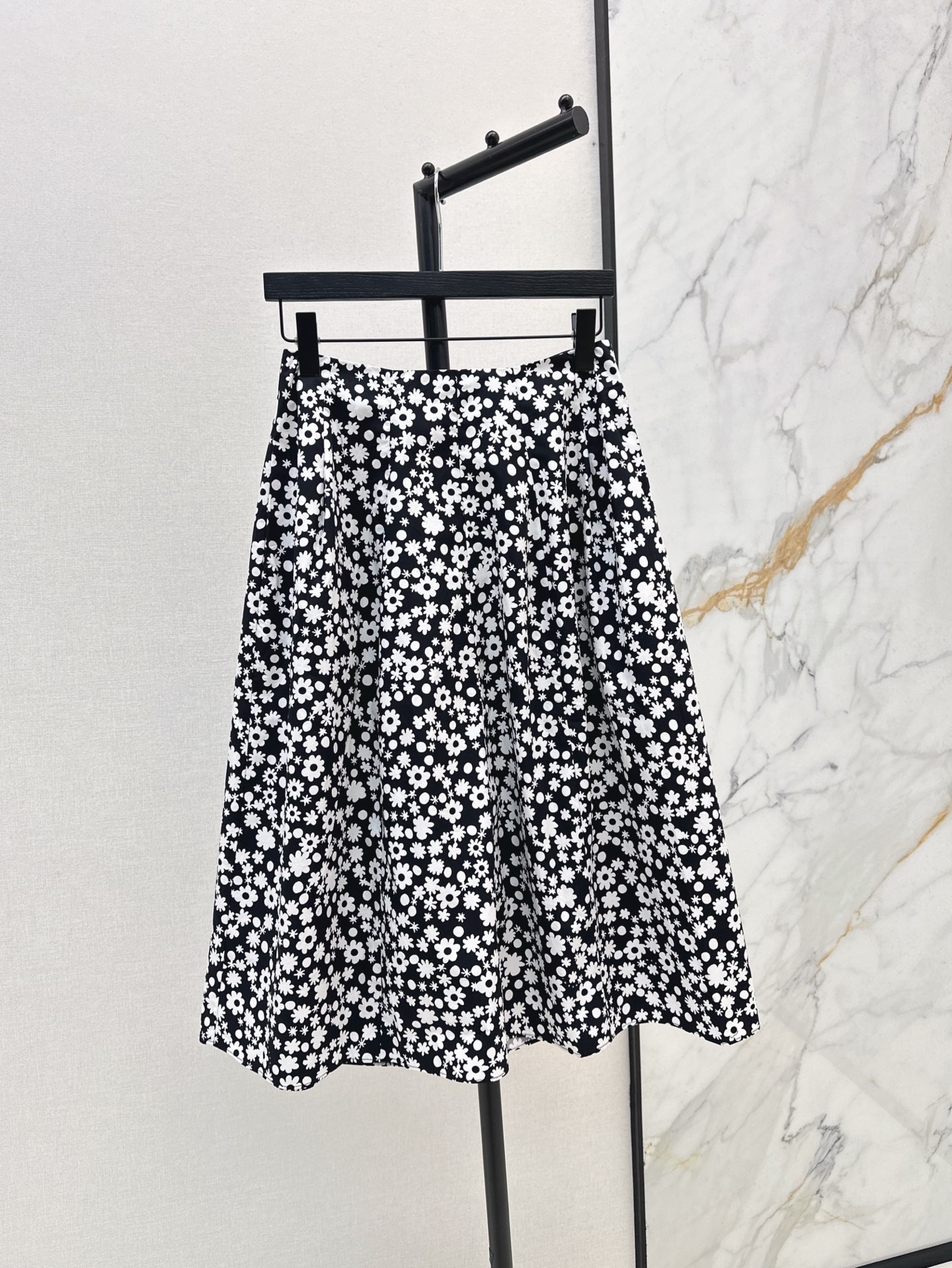 NO:329784,Fashionable niche design 25Ss————The latest small floral pattern printed skirt in spring and summer. It is a must-have for summer. It is suitable for daily wear or vacation. Super beautiful. It is very beautiful. It is very popular. The upper body visually extends the proportion of the legs. One color is available for sale in stock. SML, skirts, alexander wang19860909时髦小众设计 25Ss————春夏最新款小碎花图案印花半裙 灵动飘逸 是夏季必备款 日常穿或者度假都合适 超级美 非常出片 上身视觉感上拉长双腿比例感 一色现货发售sml,,skirts,alexander wang,Women's clothing