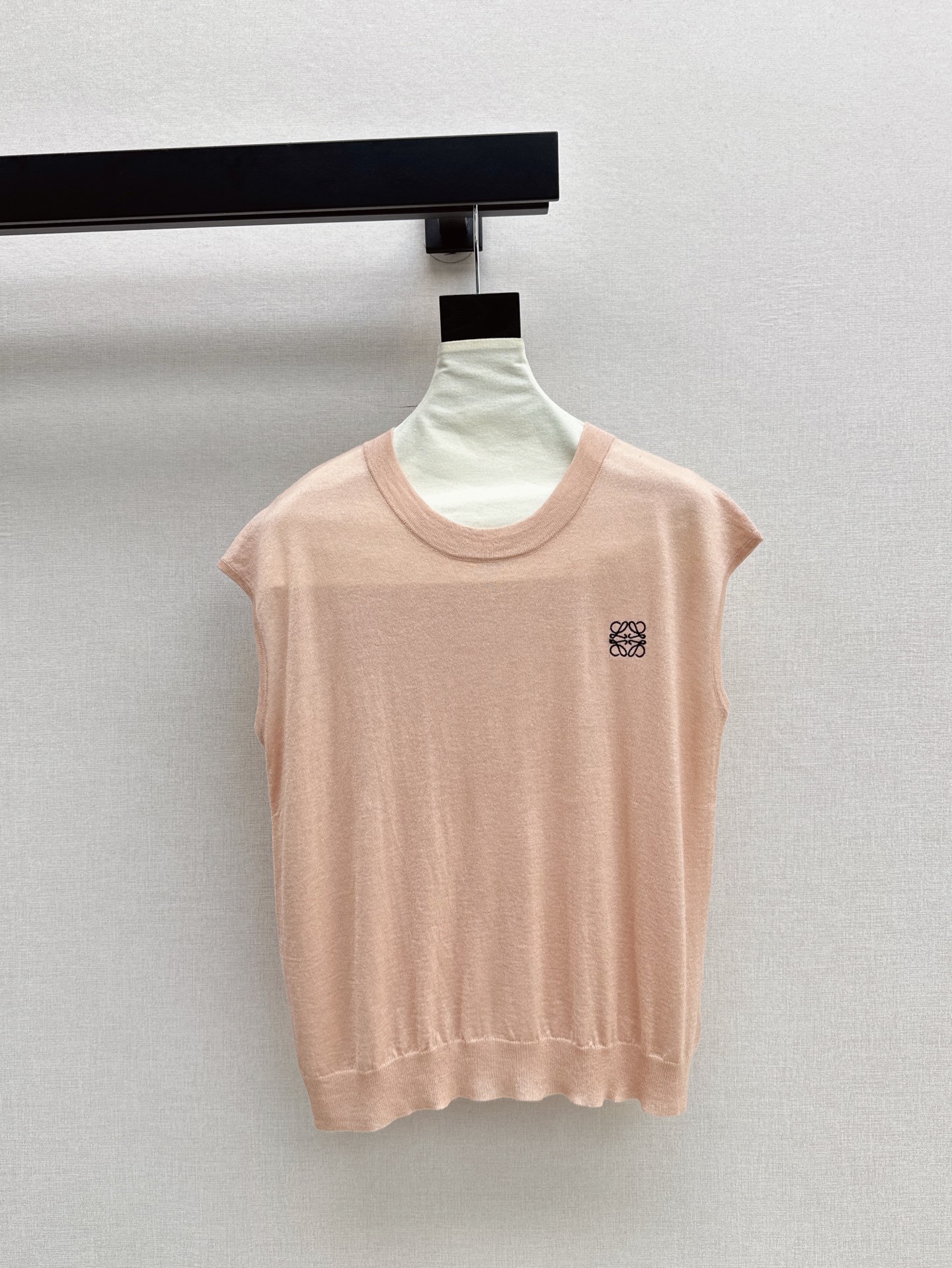 NO:329778,Exclusive model ~ Loe 25Ss————The latest classic logo embroidered sweater in spring and summer. It has a retro elegant temperament. Exquisite and exquisite wool yarn is skin-friendly and breathable. The special washing process is excellent in the hand!  The style of the portable is simple and detailed. It is casual and high-end with jeans. Three-color spot-on sml, loewe, jeans, alexander wang19860909独家款～ Loe 25Ss————春夏最新款经典logo刺绣针织衫 自带复古的优雅气质 精美精选羊毛纱线亲肤透气 特殊洗水工艺处理手感一级棒！随身的版型简约有细节美 搭配牛仔裤休闲高级 三色现货发售sml,,loewe,jeans,alexander wang,Women's clothing