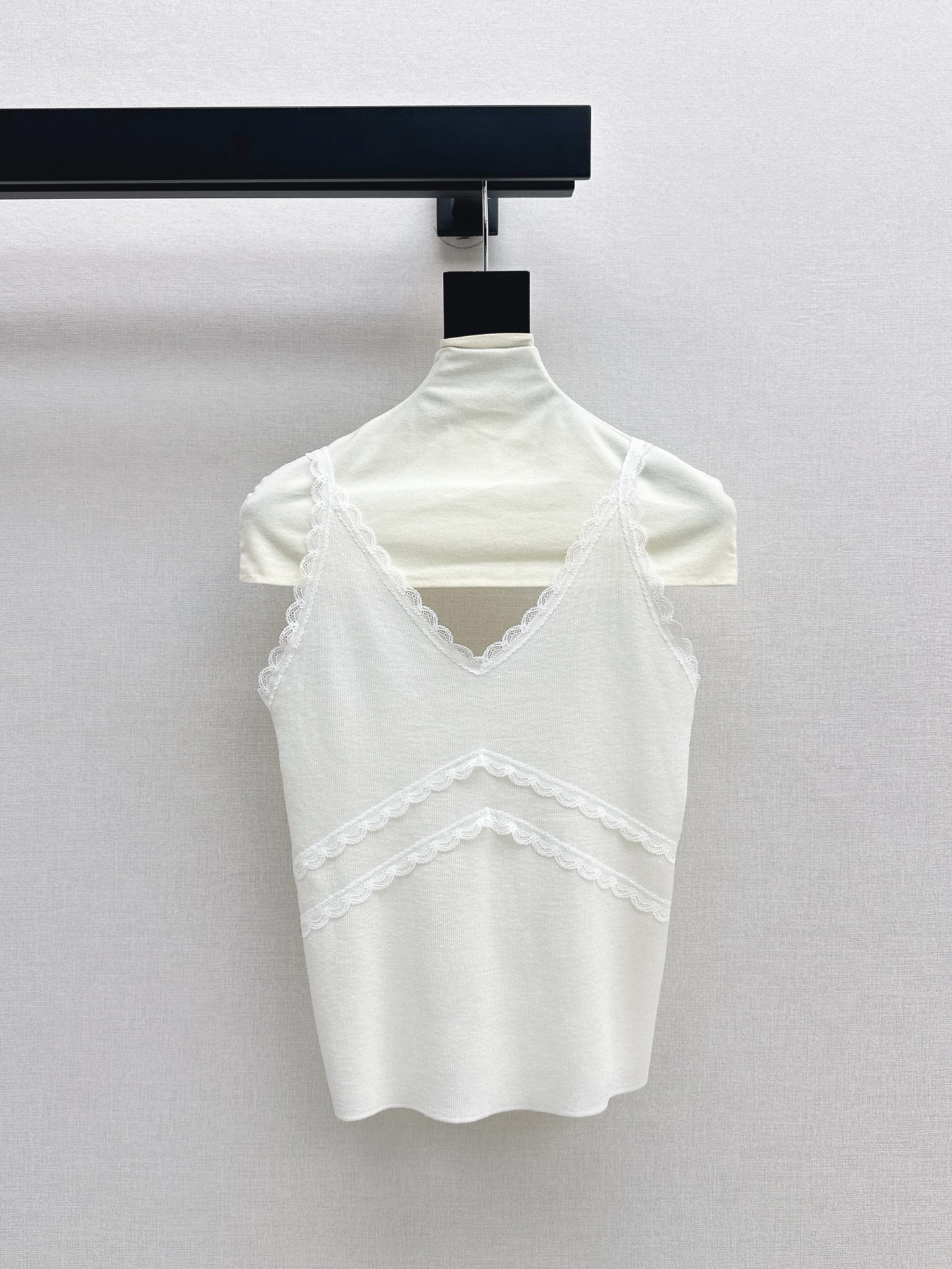 NO:329801,Exclusive model ~ CD 25Ss———The latest spring and summer spliced ​​lace knitted suspenders are very fashionable, beige is more advanced, super easy to match, can become a fashion expert whether you wear it alone or as an inner wear. Three colors are available in stock, sml, alexander wang19860909独家款～ CD 25Ss————春夏最新款拼接蕾丝针织吊带时尚感爆棚 米色系更高级 超好搭配 无论单穿还是当内搭都能成为时尚达人 三色现货发售sml,,alexander wang,Women's clothing