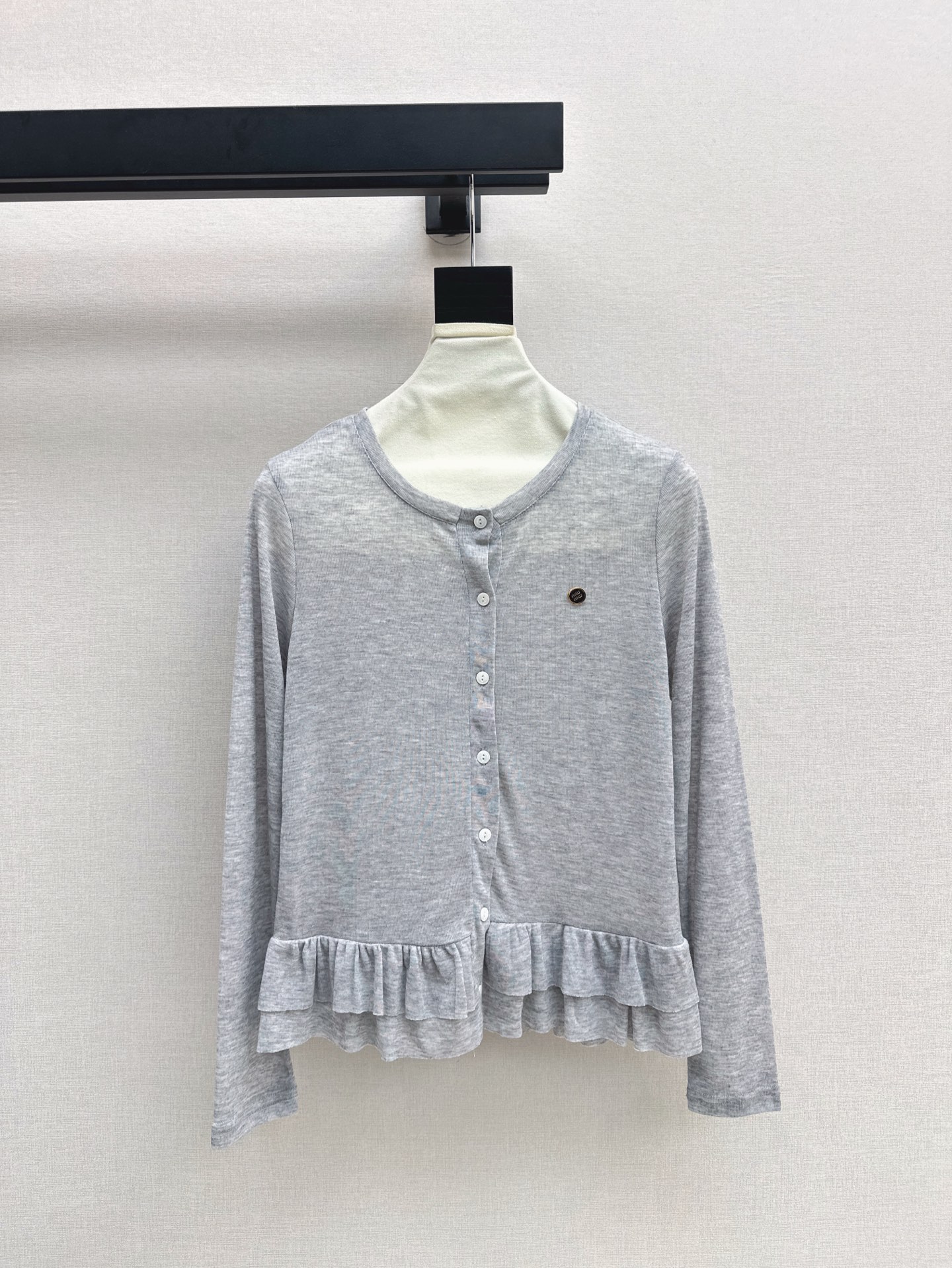 NO:329798,Exclusive model～～Miu 25Ss———The latest round-neck knitted cardigan in spring and summer, double-layer lotus leaf hem splicing, playful and age-reducing, ultra-fine branch wool~~The basic color is super versatile, three-color spot on sale, sml, miumiu, alexander wang19860909独家款～～Miu 25Ss————春夏最新款圆领针织开衫 双层荷叶下摆拼接 俏皮减龄 超细支羊毛～～基础色超级百搭 三色现货发售sml,,miumiu,alexander wang,Women's clothing