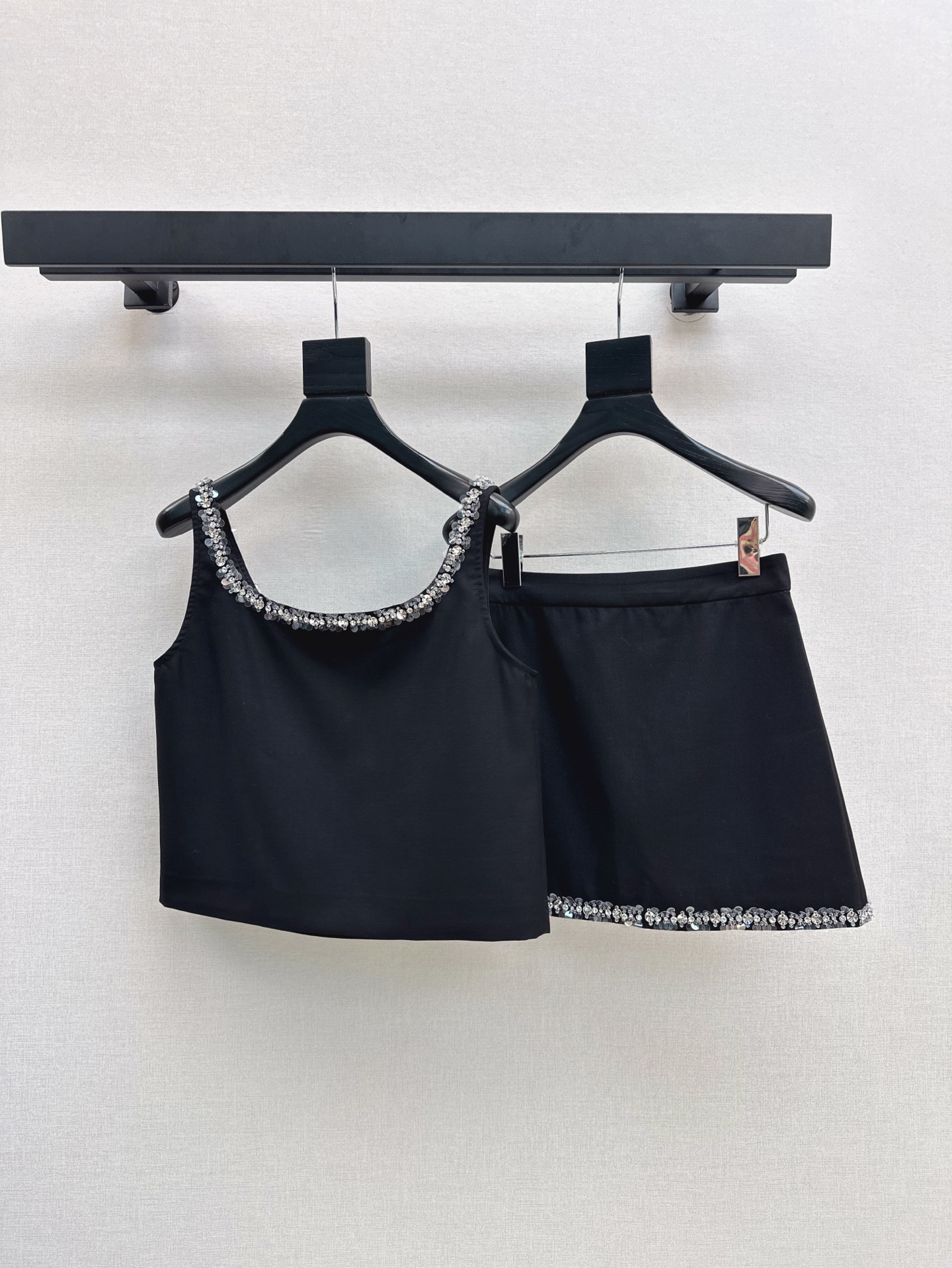 财阀大女主穿搭 Gu 25Ss————春夏最新款手工钉钻装饰套装🖤小短款吊带+半裙 精致千金小姐风 手工