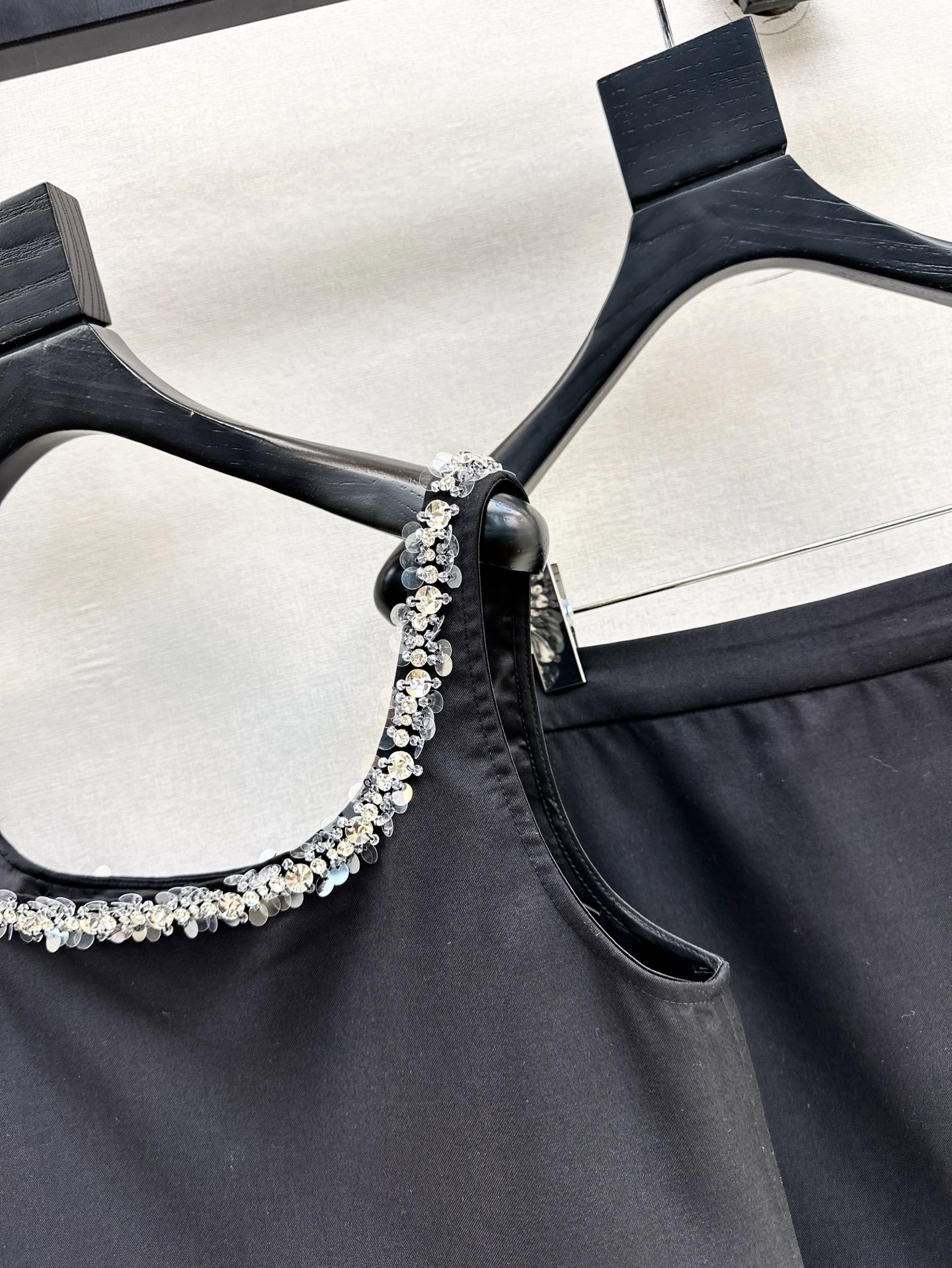 财阀大女主穿搭 Gu 25Ss————春夏最新款手工钉钻装饰套装🖤小短款吊带+半裙 精致千金小姐风 手工