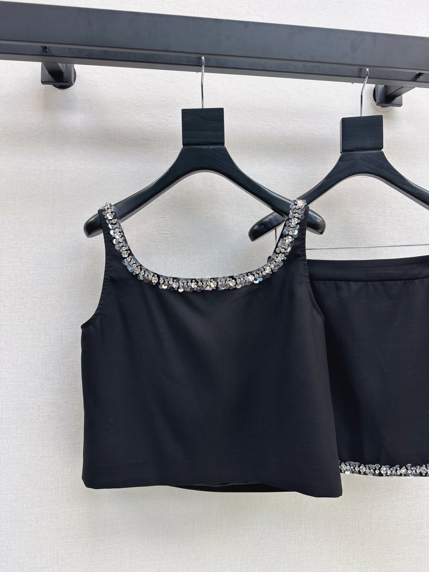 财阀大女主穿搭 Gu 25Ss————春夏最新款手工钉钻装饰套装🖤小短款吊带+半裙 精致千金小姐风 手工