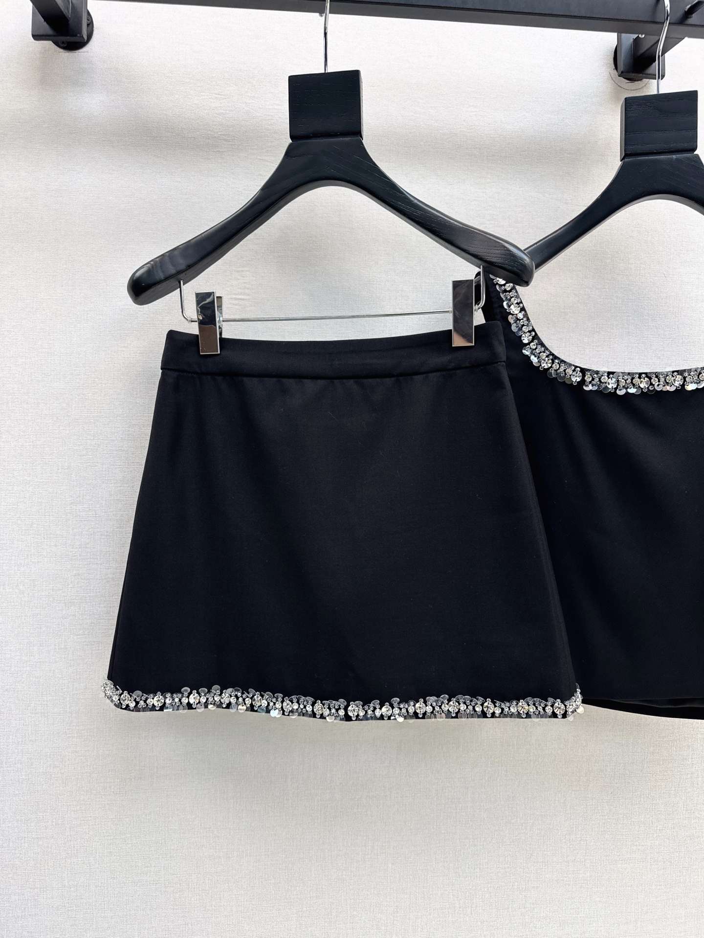 财阀大女主穿搭 Gu 25Ss————春夏最新款手工钉钻装饰套装🖤小短款吊带+半裙 精致千金小姐风 手工