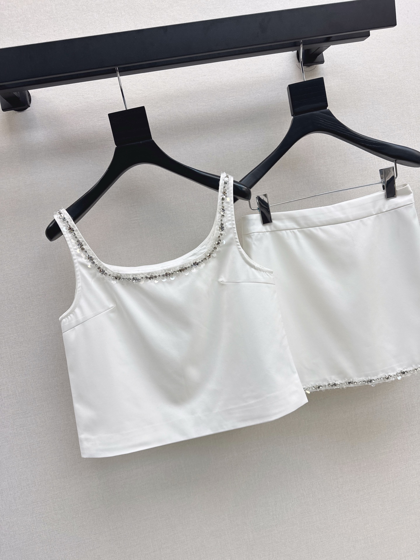 财阀大女主穿搭 Gu 25Ss————春夏最新款手工钉钻装饰套装🖤小短款吊带+半裙 精致千金小姐风 手工
