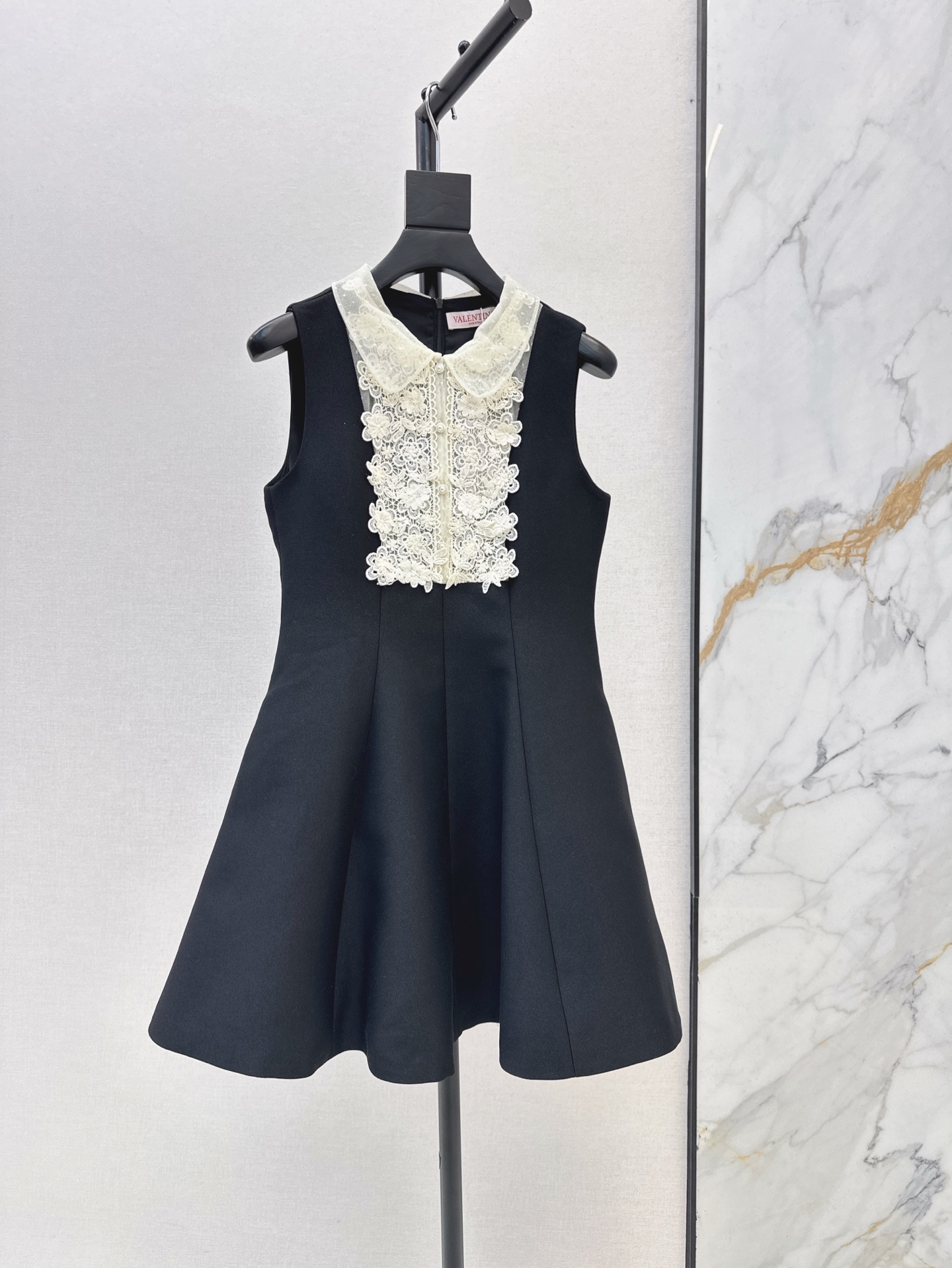 NO:800036,VLTN 25Ss————The latest spring and summer embroidered lace collar doll-style tank top dress with a slight princess tutu skirt. It is retro and has a girly sweetness. This French little black dress is really my favorite. The sleeveless design with lace doll collar is both elegant and slim. Wear it to a birthday party and you will be the focus of the audience. One color ready for sale sml,,skirts,19860909VLTN 25Ss————春夏最新款绣花蕾丝领娃娃款背心裙 微微公主蓬蓬裙摆 复古的同时又有少女甜美感 这款法式小黑裙真的是我的心头好 无袖设计加上蕾丝娃娃领 既气质又显瘦 穿上它去参加生日聚会 你就是全场的焦点 一色现货发售sml,,skirts,,Women's clothing