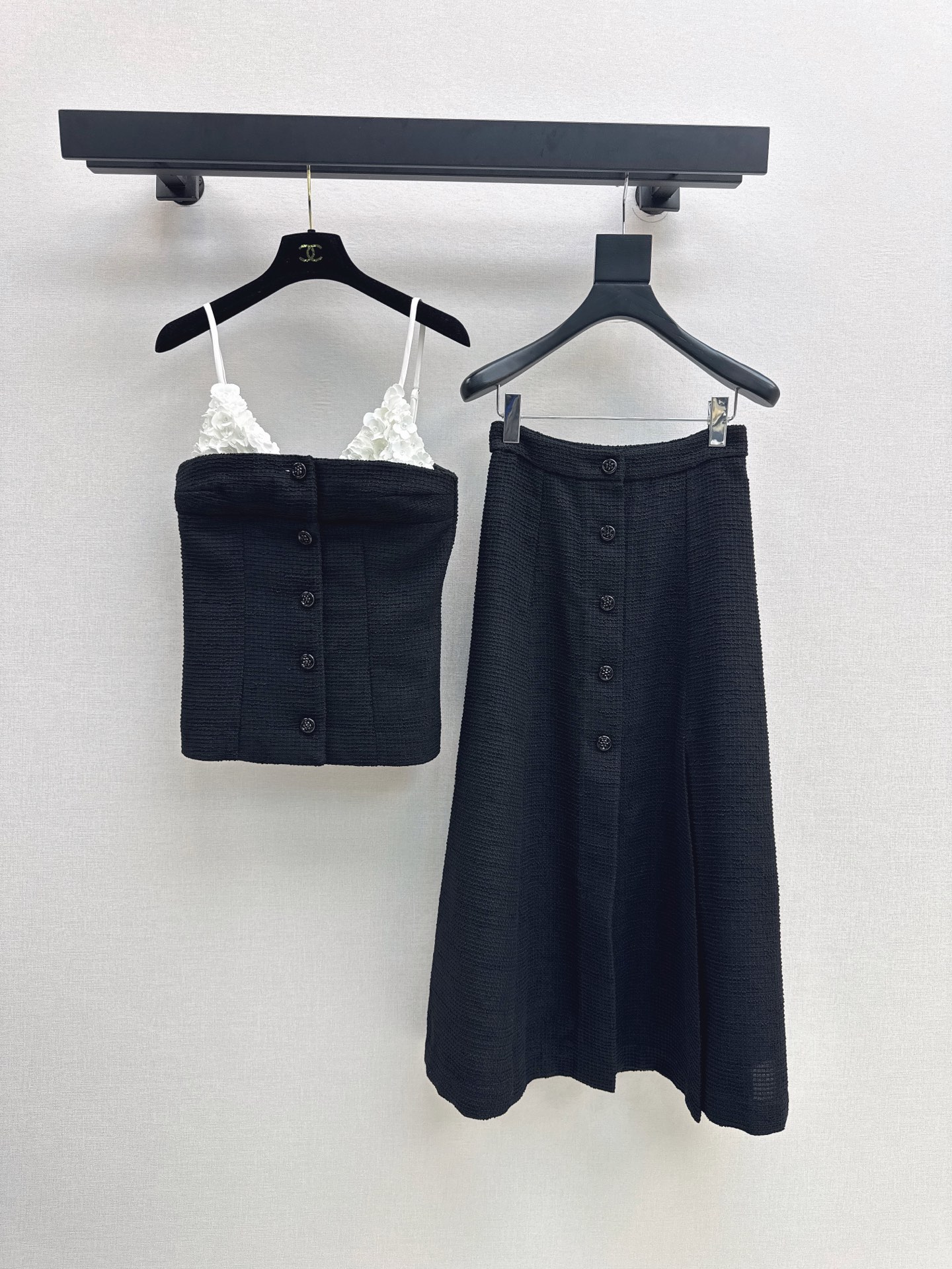 NO:333834,Exclusive model C home 25Ss—————The latest spring and summer catwalks and the same suit, three-dimensional flower decorative small suspenders   single-breasted double-breasted skirt, customized plaid braided fabric, heavy weight, three-dimensional handmade small flower decoration, beautiful~ Summer vacation or daily photography is perfect, one-color split development, spot sale sml suspenders, chanel, skirts, alexander wang19860909独家款 C家 25Ss————春夏最新走秀同款套装立体花朵装饰小吊带 单排扣双排扣半裙 定制格纹编织面料 重磅有分量 立体手工小花朵装饰 美炸啦～夏季度假或者日常拍照妥妥的好看 一色分开发 现货发售sml 吊带,,chanel,skirts,alexander wang,Women's clothing