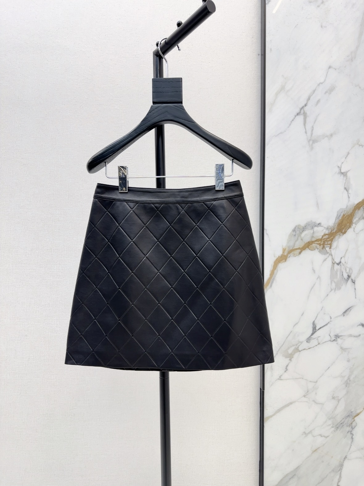 NO:425862,Exclusive model C home 25Ss————The latest spring and summer coco girls diamond leather skirt classic must-have item A and cool 100% imported lambskin fabric, white and rich and beautiful must-have item with outstanding upper body, original development customized full position diamond film pressing process, elegant, handsome, fashionable and advanced tuning, perfect three-dimensional tailoring style, long legs, huge slim upper body, one-color spot on sale sml, chanel, skirts, sheepskin, alexander wang19860909独家款 C家 25Ss————春夏最新款coco女孩菱格真皮半裙经典必入单品又A又飒 百分百进口小羊皮面料 白富美必备单品上身绝绝子 原版开发定制全定位菱格压膜工艺 优雅帅气时髦又高级的调调 完美立体剪裁版型大长腿上身巨显瘦 一色现货发售sml,,chanel,skirts,sheepskin,alexander wang,Women's clothing