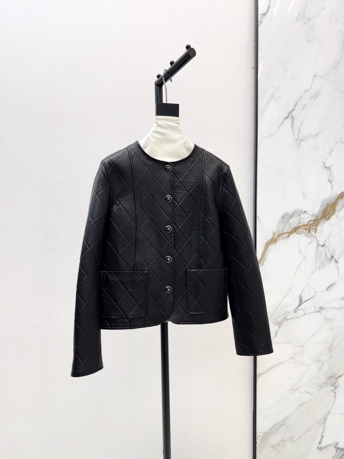 NO:425850,Exclusive model ~ C home 25Ss————The latest spring and summer coco girl’s personalized leather jacket 100% imported lambskin fabric. Classic round neck double pocket style is not picky about people, can be sweet or salty. A must-have item with white and rich beauty. Customized full positioning diamond-shaped film craftsmanship. Elegant and handsome, fashionable and high-end tuning. One-color spot sml, chanel, jackets & coats, sheepskin, alexander wang19860909独家款～ C家 25Ss————春夏最新款coco女孩个性穿搭皮外套百分百进口小羊皮面料 经典圆领双口袋版型不挑人可甜可盐 白富美必备单品上身绝绝子 定制全定位菱格压膜工艺 优雅帅气时髦又高级的调调 一色现货发售sml,,chanel,jackets & coats,sheepskin,alexander wang,Women's clothing