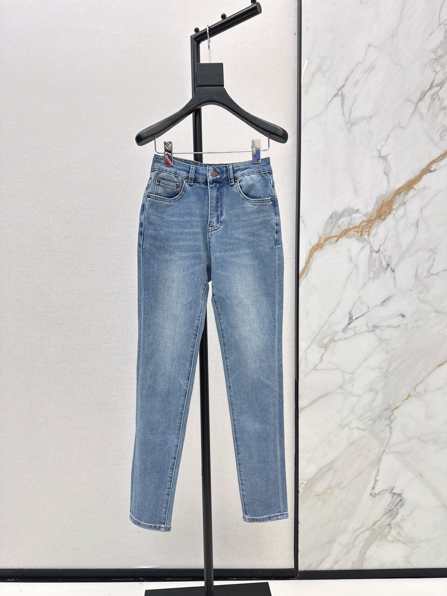 NO:330439,PD25Ss————The latest spring and summer logo letter embroidery decorative slim jeans. It is a walking long-legged artifact. Straight-shaped style, not picky and versatile. Wear a jacket and T-shirt at will. The key is to wear it for no time. It is worth collecting. Retro blue wash water is particularly durable. The details are also in place. Two colors are available for sale in stock. Smlxlxxl, jeans, jackets & coats,tees, t-shirt, alexander wang19860909PD25Ss————春夏最新款logo字母刺绣装饰修身牛仔裤 简直就是行走的显长腿神器 直筒的版型 不挑人又百搭 外套T恤随意搭 重点是穿多久都不会过时 值得收藏 复古蓝洗水 特别耐看 细节也很到位 两色现货发售smlxlxxl,,jeans,jackets & coats,tees，t-shirt,alexander wang,Women's clothing