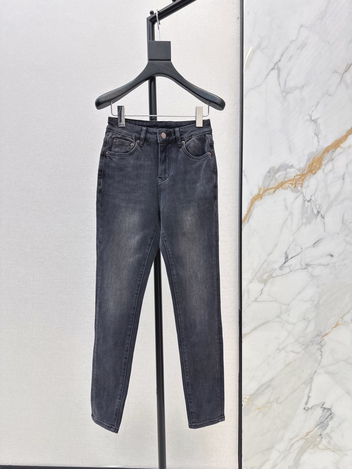 NO:330436,PD25Ss————The latest spring and summer logo letter embroidery decorative slim jeans. It is a walking long-legged artifact. Straight-shaped style, not picky and versatile. Wear a jacket and T-shirt at will. The key is to wear it for no time. It is worth collecting. Retro blue wash water is particularly durable. The details are also in place. Two colors are available for sale in stock. Smlxlxxl, jeans, jackets & coats,tees, t-shirt, alexander wang19860909PD25Ss————春夏最新款logo字母刺绣装饰修身牛仔裤 简直就是行走的显长腿神器 直筒的版型 不挑人又百搭 外套T恤随意搭 重点是穿多久都不会过时 值得收藏 复古蓝洗水 特别耐看 细节也很到位 两色现货发售smlxlxxl,,jeans,jackets & coats,tees，t-shirt,alexander wang,Women's clothing