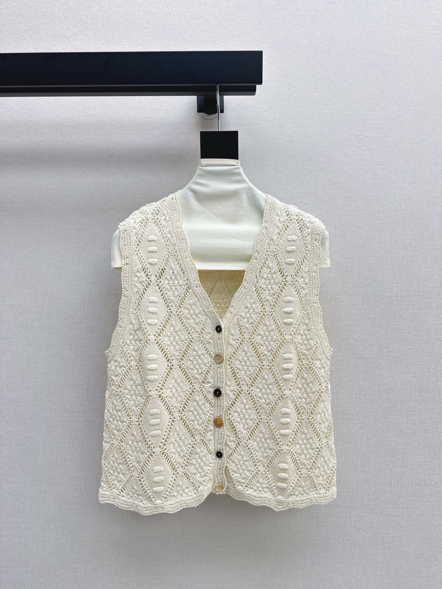 NO:330456,Exquisite old-fashioned outfit BC 25Ss———The latest style of hand-hooked hollow vest tops in spring and summer, high-end walking style, art level, hand-cropped embroidery, low-key luxury, heavy industry luxury!  Pure hand-made crochet, elegant temperament, low-key luxury, high-end sense of classic H-style casual and elegant, two-color spot sml, alexander wang19860909精致老钱风穿搭 BC 25Ss————春夏最新款手钩镂空背心上衣行走的高定 艺术品级别 手工钩织刺绣低调奢华 重工奢华绝绝子！纯手工钩织工艺 高雅气质低调奢华的高级感 经典H版型随性优雅 两色现货发售sml,,alexander wang,Women's clothing