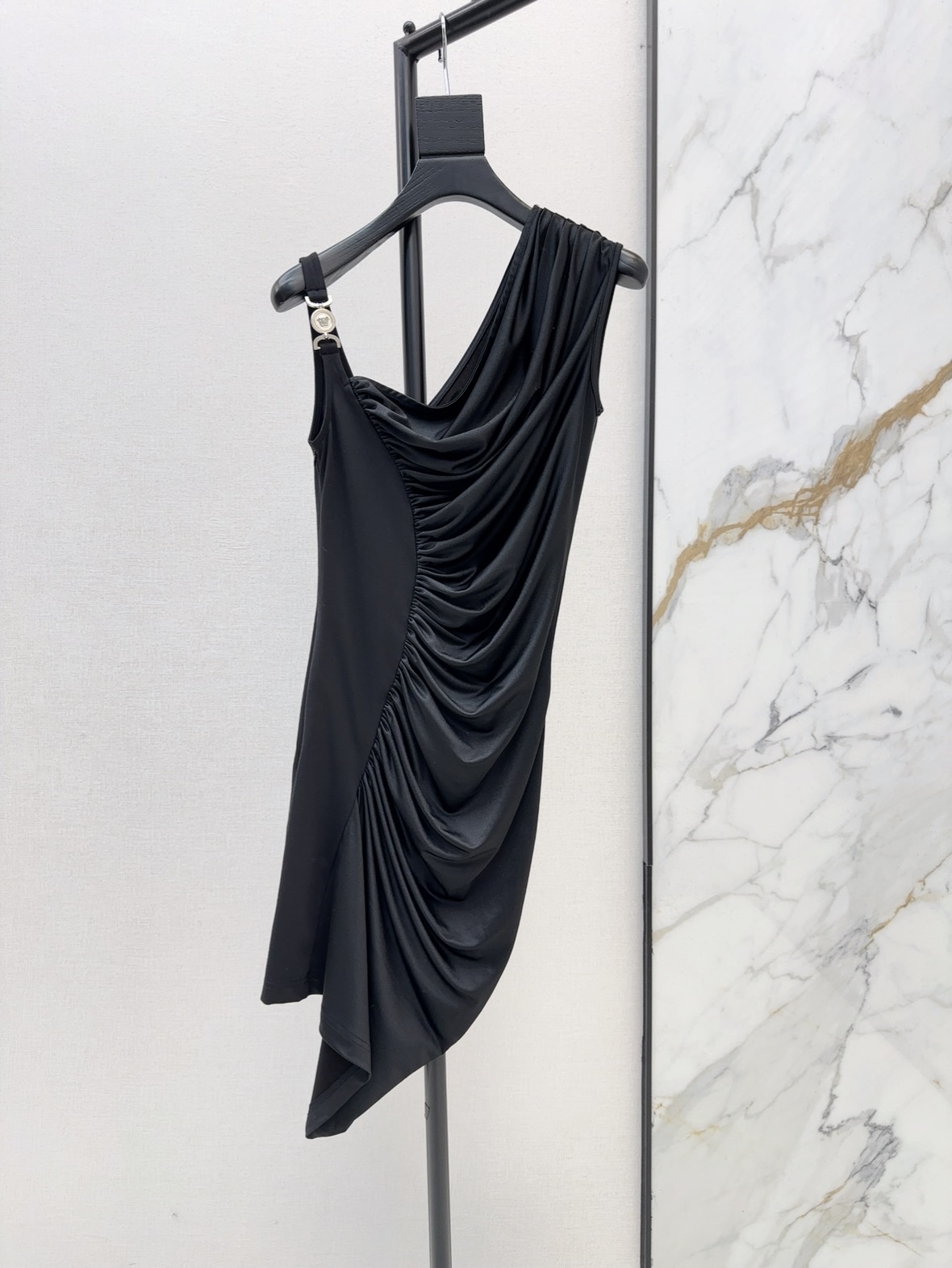 NO:330447,Exclusive first release Ver 25Ss———The latest spring and summer beauty Medusa heavy industry pleated slim suspender dress. Elastic fabric with glossy feeling. Very good wrapping. Slim hip-packing style. The upper body looks slim and feminine. The shoulder straps are spliced ​​with metal embellishment. Sweet and cool white and rich beauty must have high-end items. Two colors are available for sale in stock. Skirts, alexander wang19860909独家首发 Ver 25Ss———春夏最新款美神美杜莎重工褶皱做法修身吊带连衣裙 带光泽感的弹力面料 包裹性很好 修身包臀版型 上身巨显瘦不失女人味 肩带拼接金属点缀个性时髦 甜酷白富美必备高级单品 两色现货发售sml,,skirts,alexander wang,Women's clothing