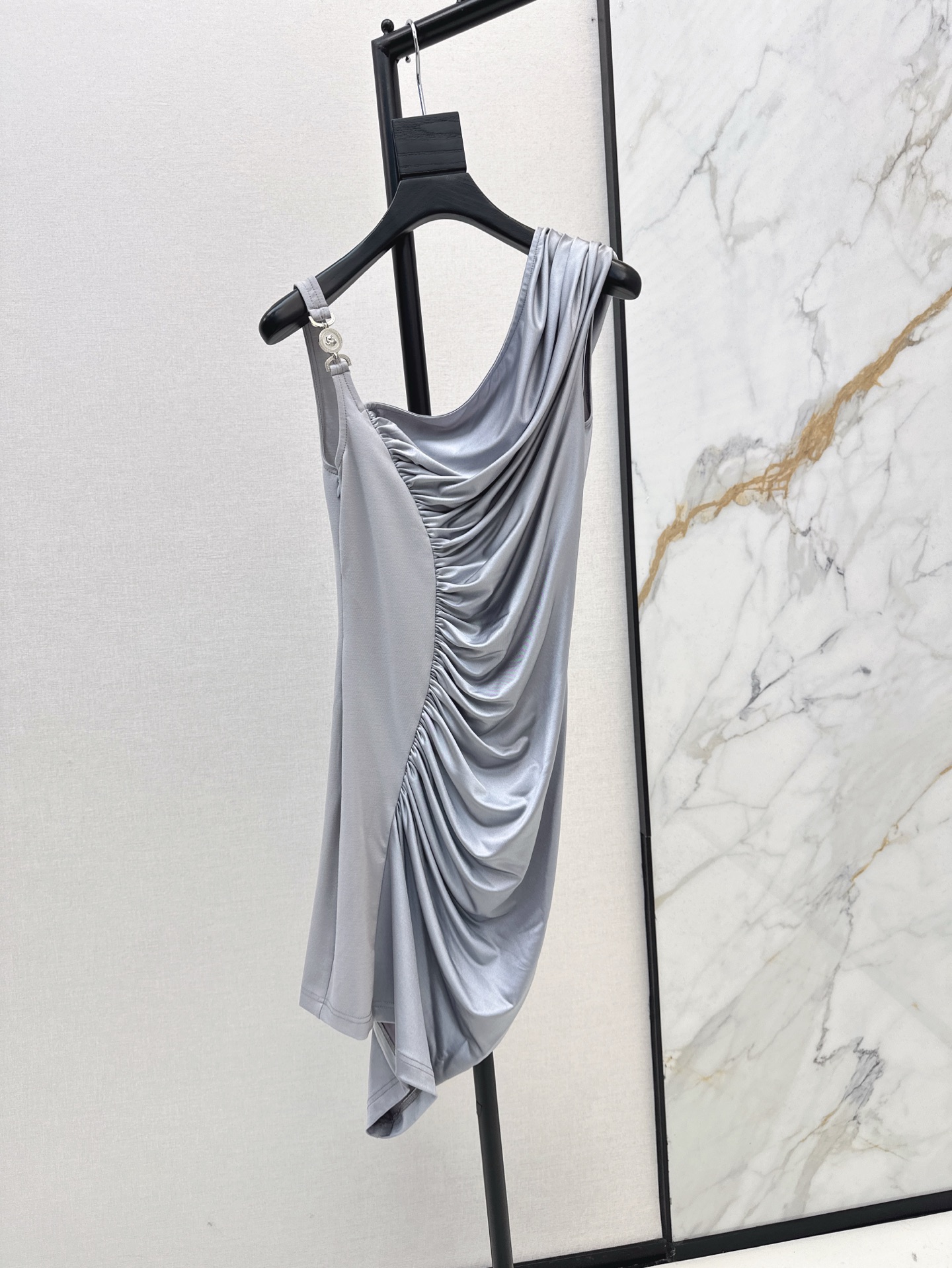 NO:330441,Exclusive first release Ver 25Ss———The latest spring and summer beauty Medusa heavy industry pleated slim suspender dress. Elastic fabric with glossy feeling. Very good wrapping. Slim hip-packing style. The upper body looks slim and feminine. The shoulder straps are spliced ​​with metal embellishment. Sweet and cool white and rich beauty must have high-end items. Two colors are available for sale in stock. Skirts, alexander wang19860909独家首发 Ver 25Ss———春夏最新款美神美杜莎重工褶皱做法修身吊带连衣裙 带光泽感的弹力面料 包裹性很好 修身包臀版型 上身巨显瘦不失女人味 肩带拼接金属点缀个性时髦 甜酷白富美必备高级单品 两色现货发售sml,,skirts,alexander wang,Women's clothing