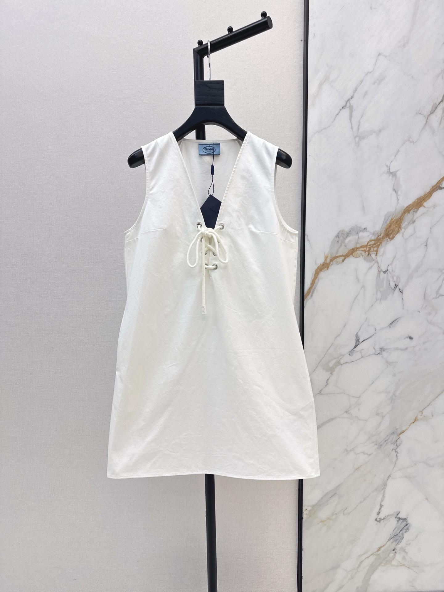 NO:330432,PD 25Ss————The latest fresh white skirt in spring and summer is amazing. The classic A-style sleeveless design is refreshing and slimming. The hemp rope strap on the chest is the finishing touch. It instantly enhances the sense of high-end. It is OK to wear single-fitting and not picky about style. It is available in stock. SML, skirts, alexander wang19860909PD 25Ss————春夏最新款清新小白裙绝了 经典小A版型无袖设计清爽又显瘦 胸口的麻绳绑带简直是点睛之笔 瞬间提升高级感 单穿叠搭都OK 百搭不挑风格 一色现货发售sml,,skirts,alexander wang,Women's clothing